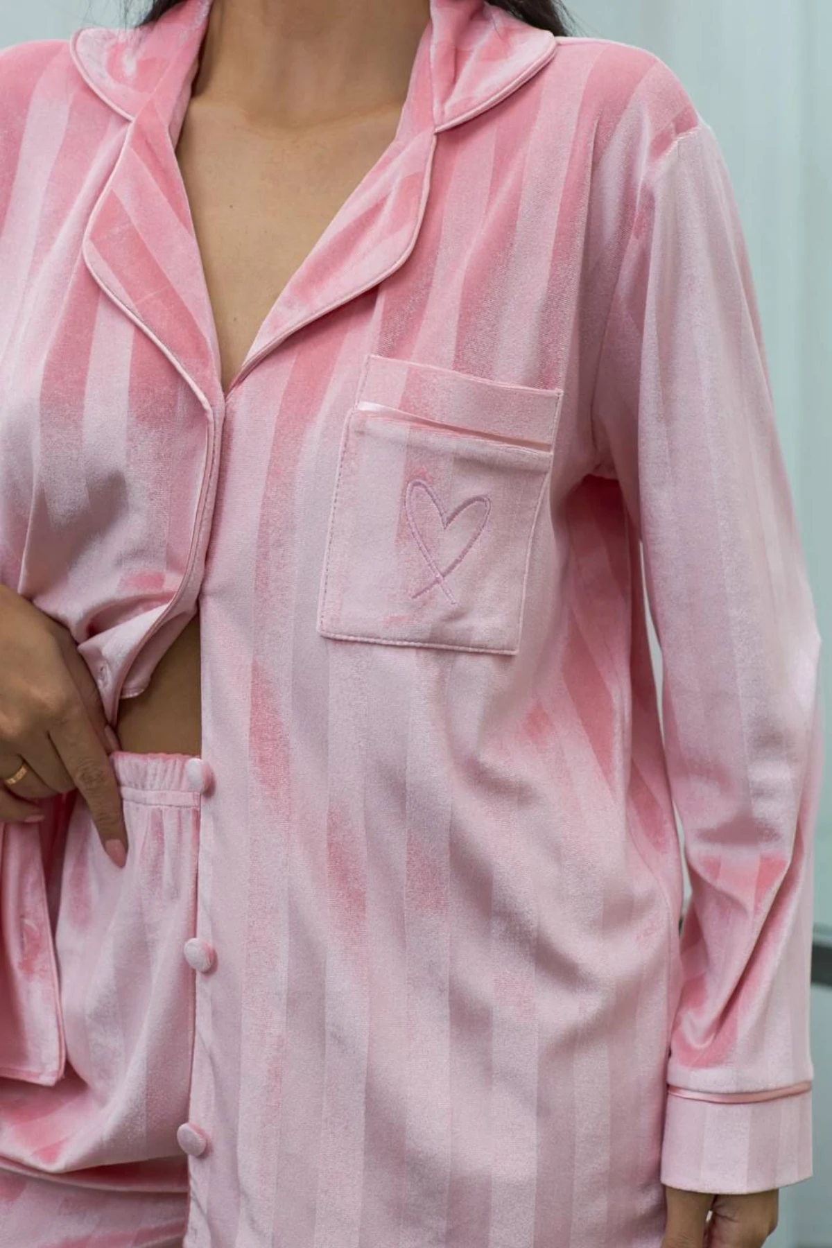 Muah Pudra Gofrajlı Kalp Nakışlı Uzun Kadi̇fe Pi̇jama Takımı