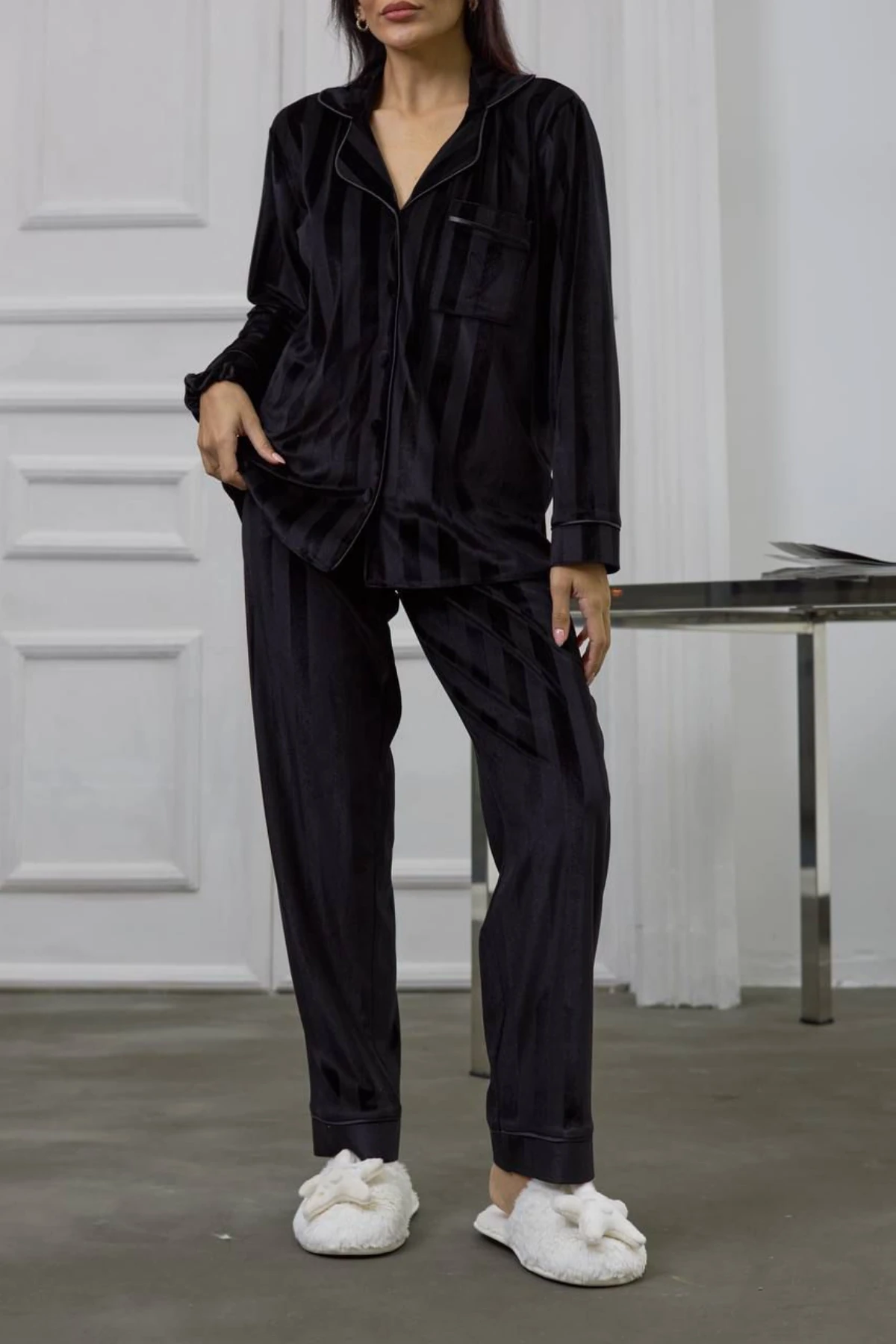 Muah Si̇yah Gofrajlı Kalp Nakışlı Uzun Kadi̇fe Pi̇jama Takımı