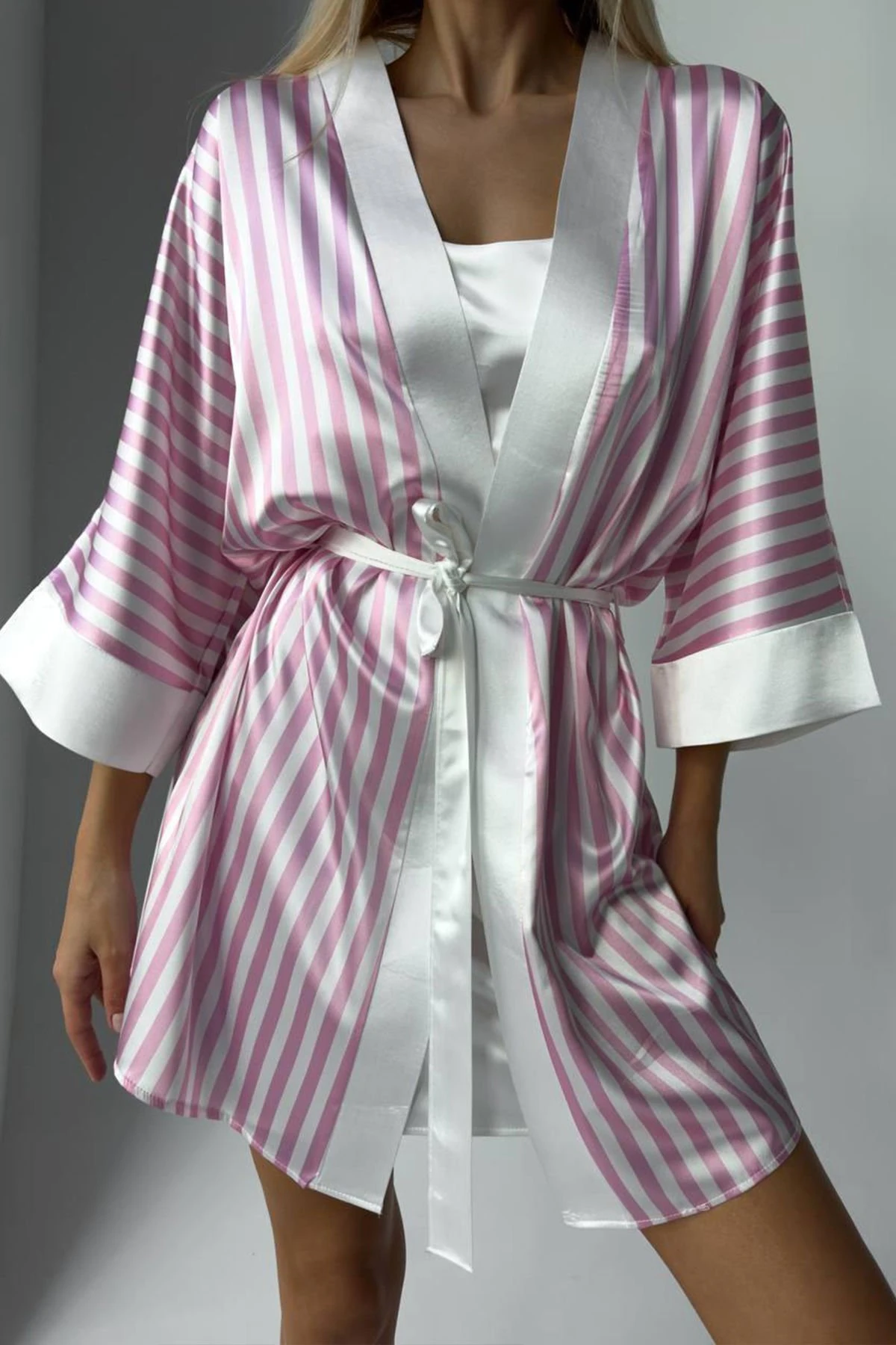 Klasik Pudra Askılı Gecelik & Pembe Çizgili Sabahlık