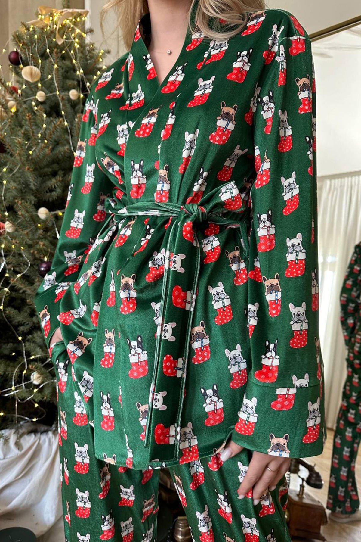 Yeşi̇l Zemi̇n Çoraplı Köpekçik Detay Kadi̇fe İki̇li̇ Takım