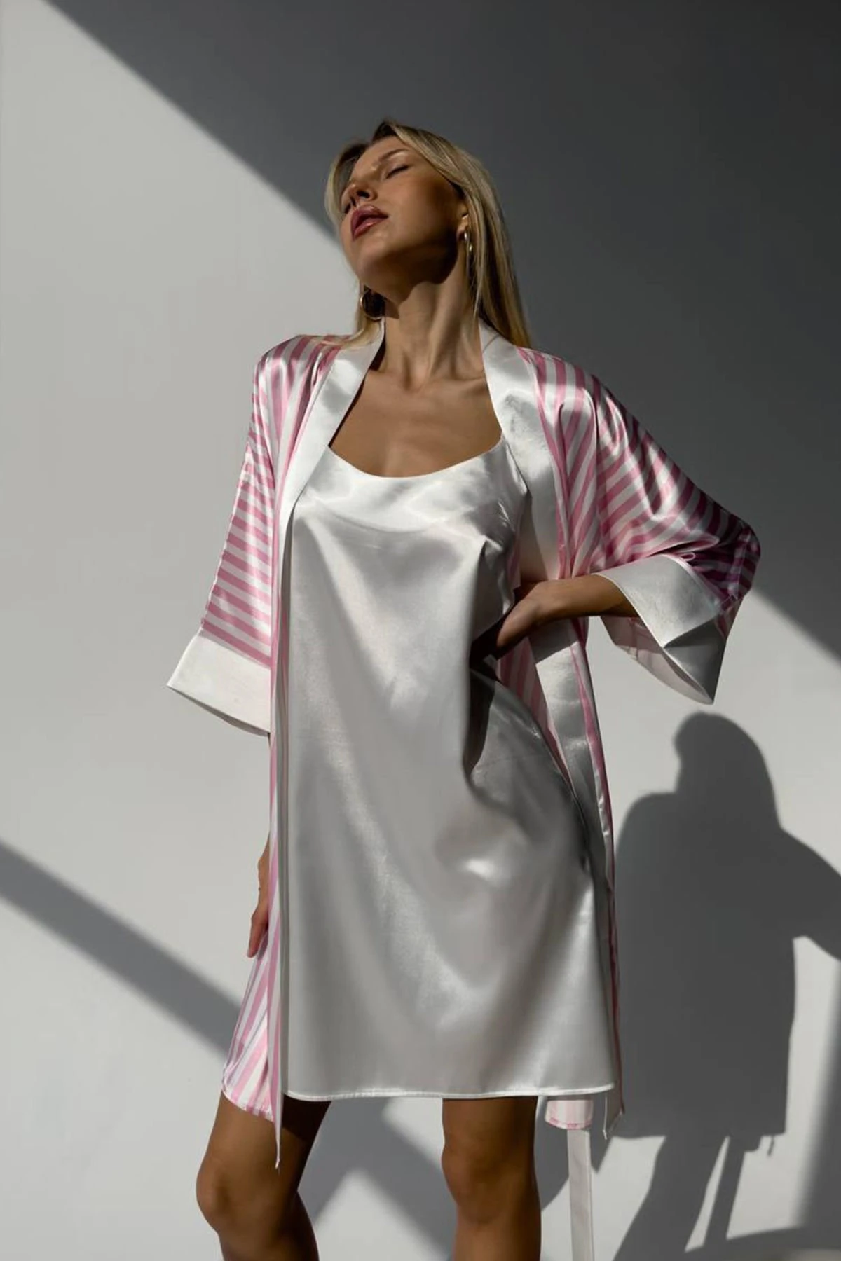 Klasik Pudra Askılı Gecelik & Pembe Çizgili Sabahlık