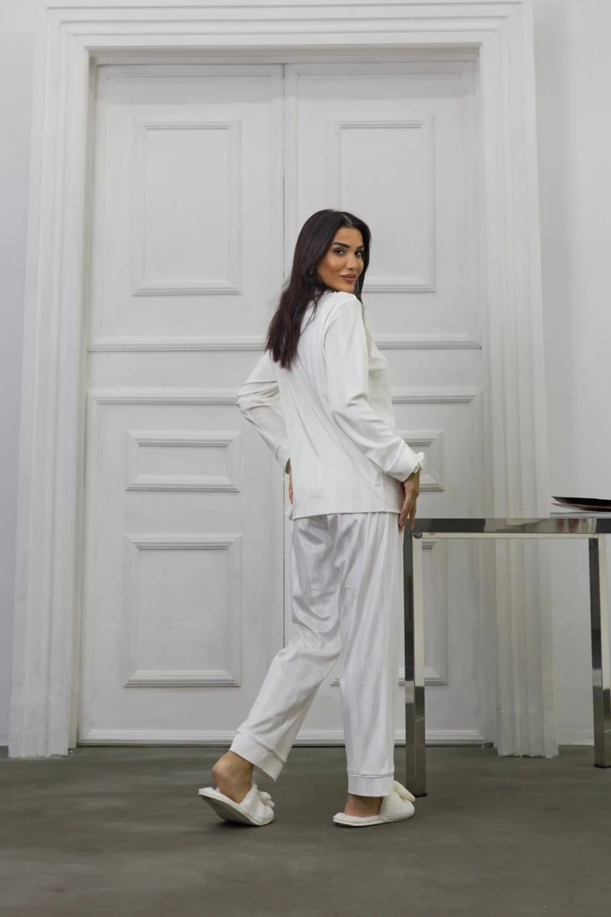 Muah Beyaz Gofrajlı Kalp Nakışlı Uzun Kadi̇fe Pi̇jama Takımı