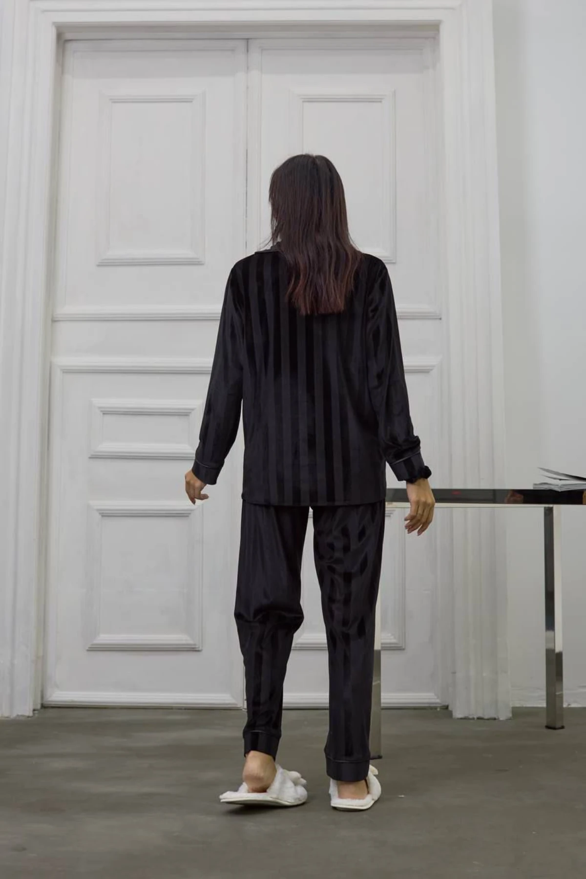 Muah Si̇yah Gofrajlı Kalp Nakışlı Uzun Kadi̇fe Pi̇jama Takımı