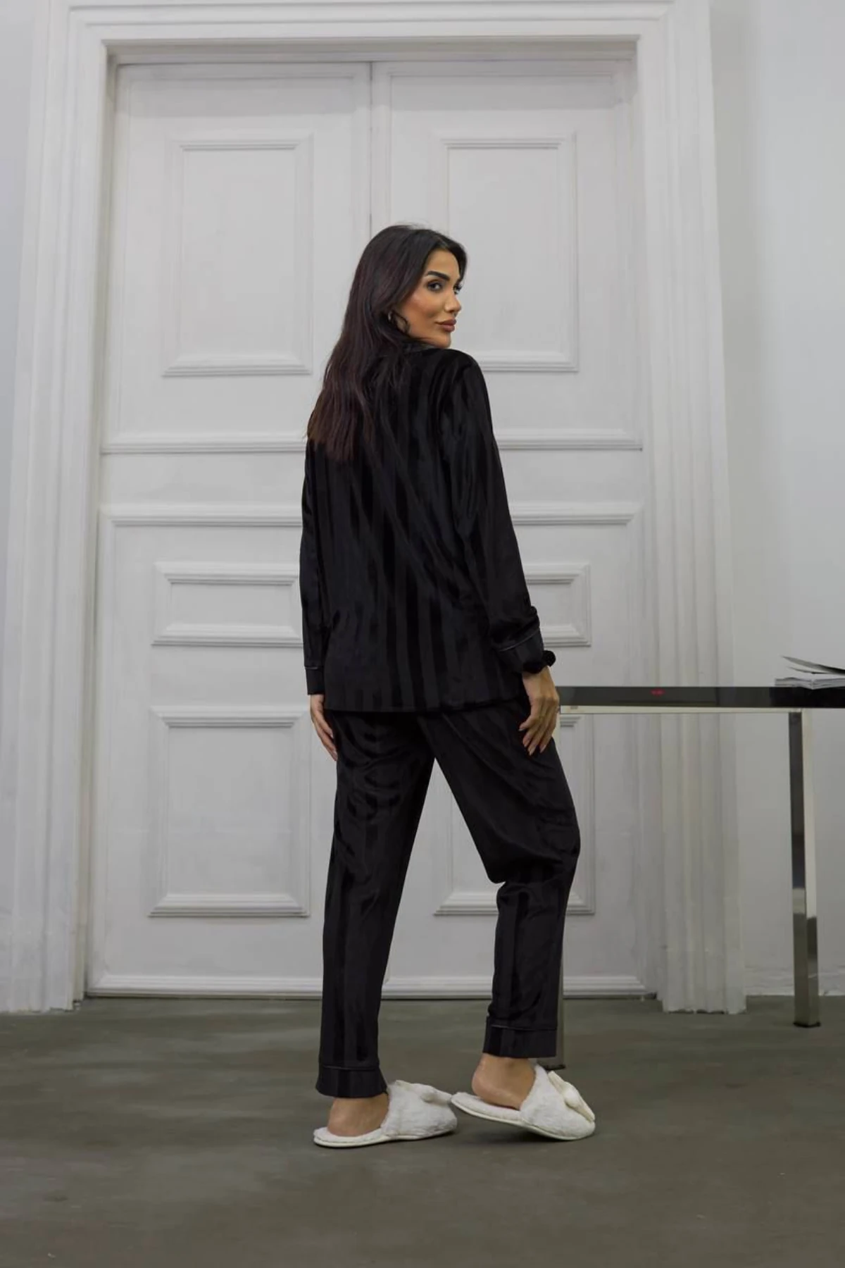 Muah Si̇yah Gofrajlı Kalp Nakışlı Uzun Kadi̇fe Pi̇jama Takımı