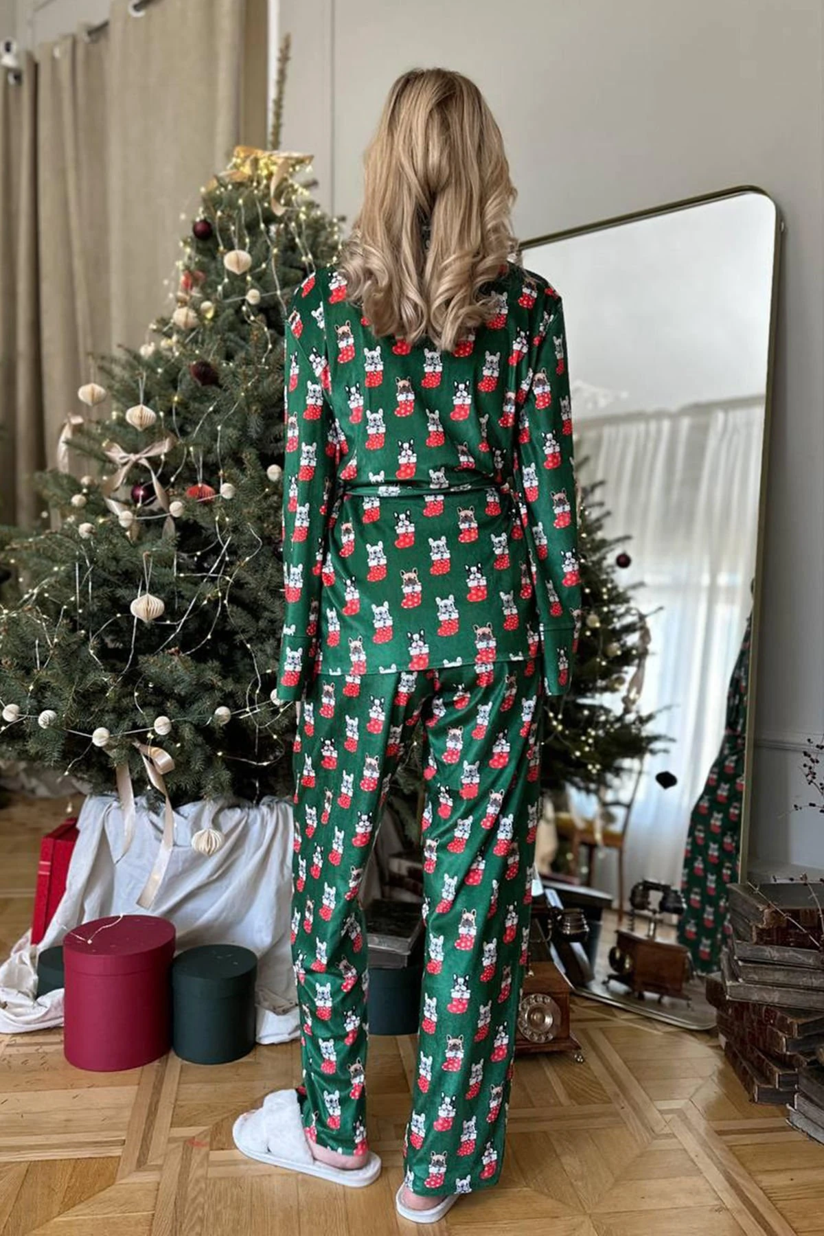 Yeşi̇l Zemi̇n Çoraplı Köpekçik Detay Kadi̇fe İki̇li̇ Takım