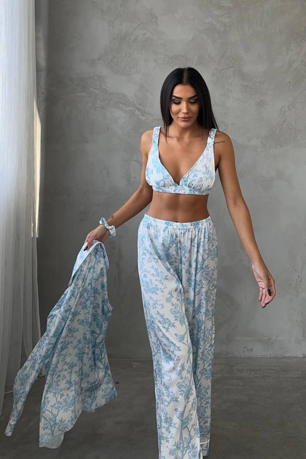 Mavi̇ Kuş Di̇ji̇tal Baskılı Uzun Saten Üçlü Pi̇jama