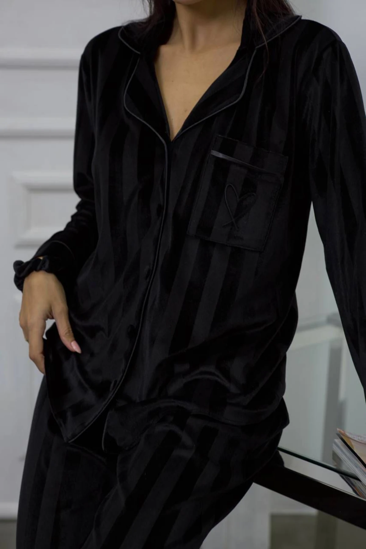 Muah Si̇yah Gofrajlı Kalp Nakışlı Uzun Kadi̇fe Pi̇jama Takımı