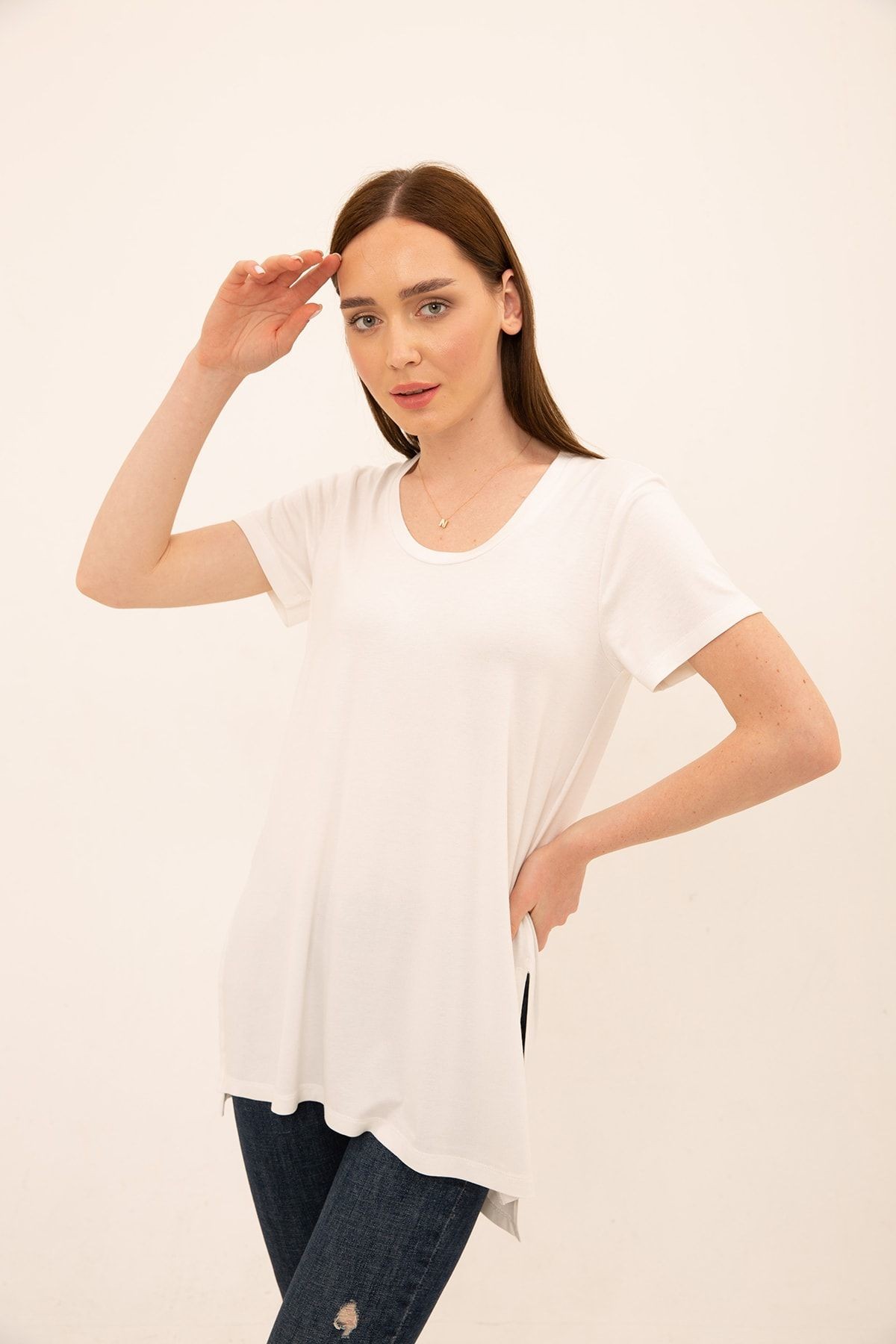 Ecru Viskon Yırtmaçlı Yuvarlak Yaka Regular T-shirt