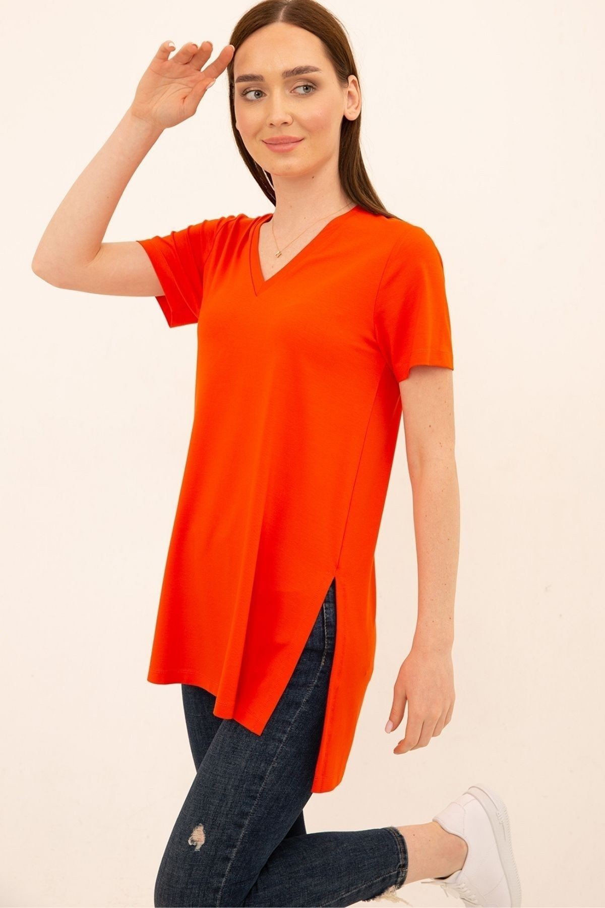 Ecru Viskon Yırtmaçlı V Yaka Regular T-shirt