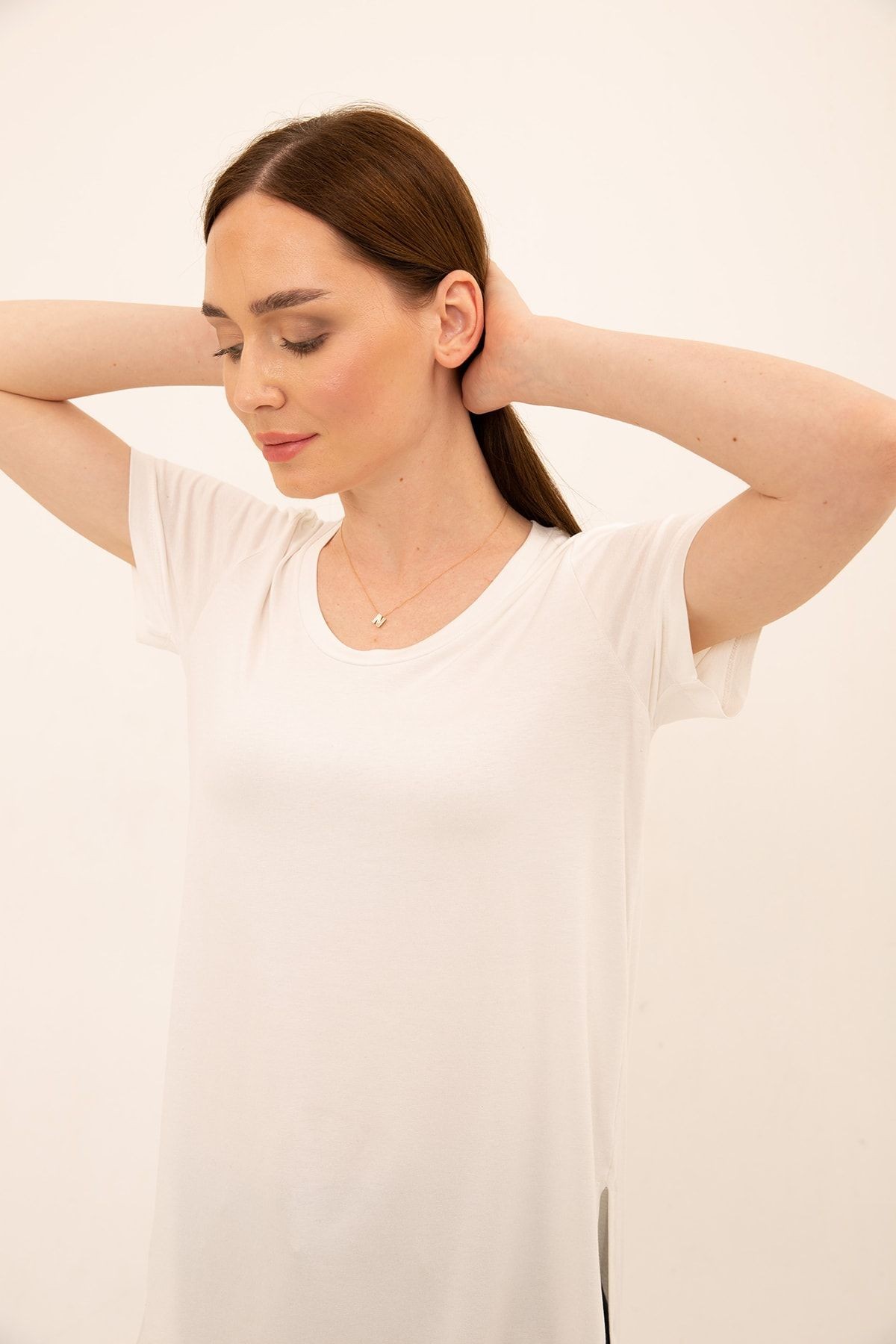 Ecru Viskon Yırtmaçlı Yuvarlak Yaka Regular T-shirt