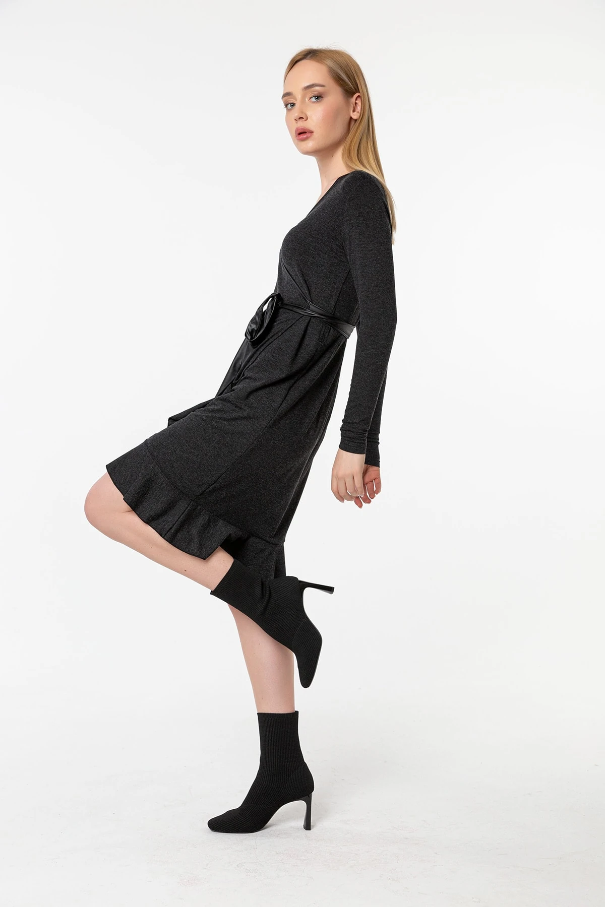 Antrasit Kruvaze Kesim Volanlı Deri Kuşaklı Mevsimlik Triko Elbise Gündüz Gece Şıklığı 21L7141