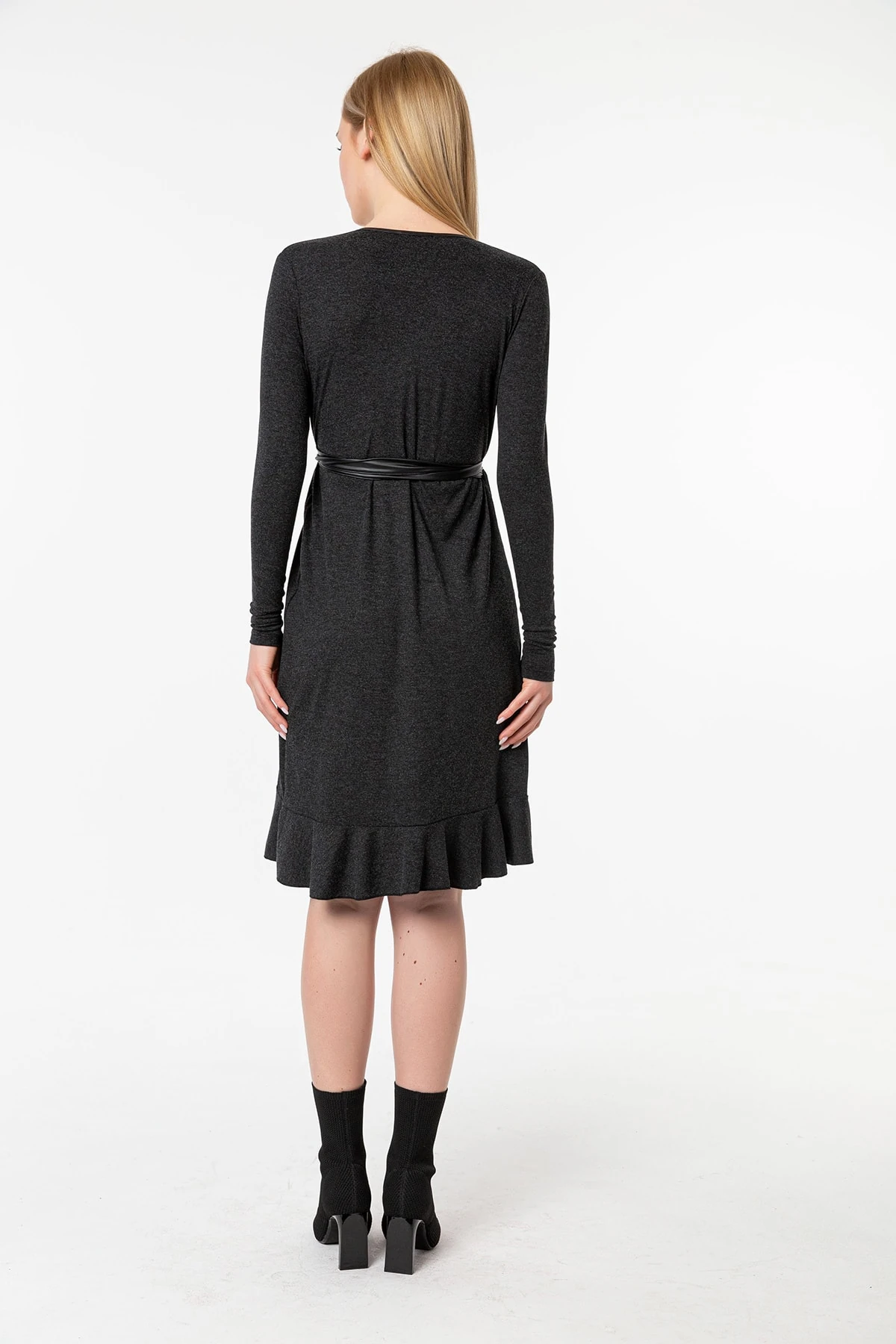Antrasit Kruvaze Kesim Volanlı Deri Kuşaklı Mevsimlik Triko Elbise Gündüz Gece Şıklığı 21L7141