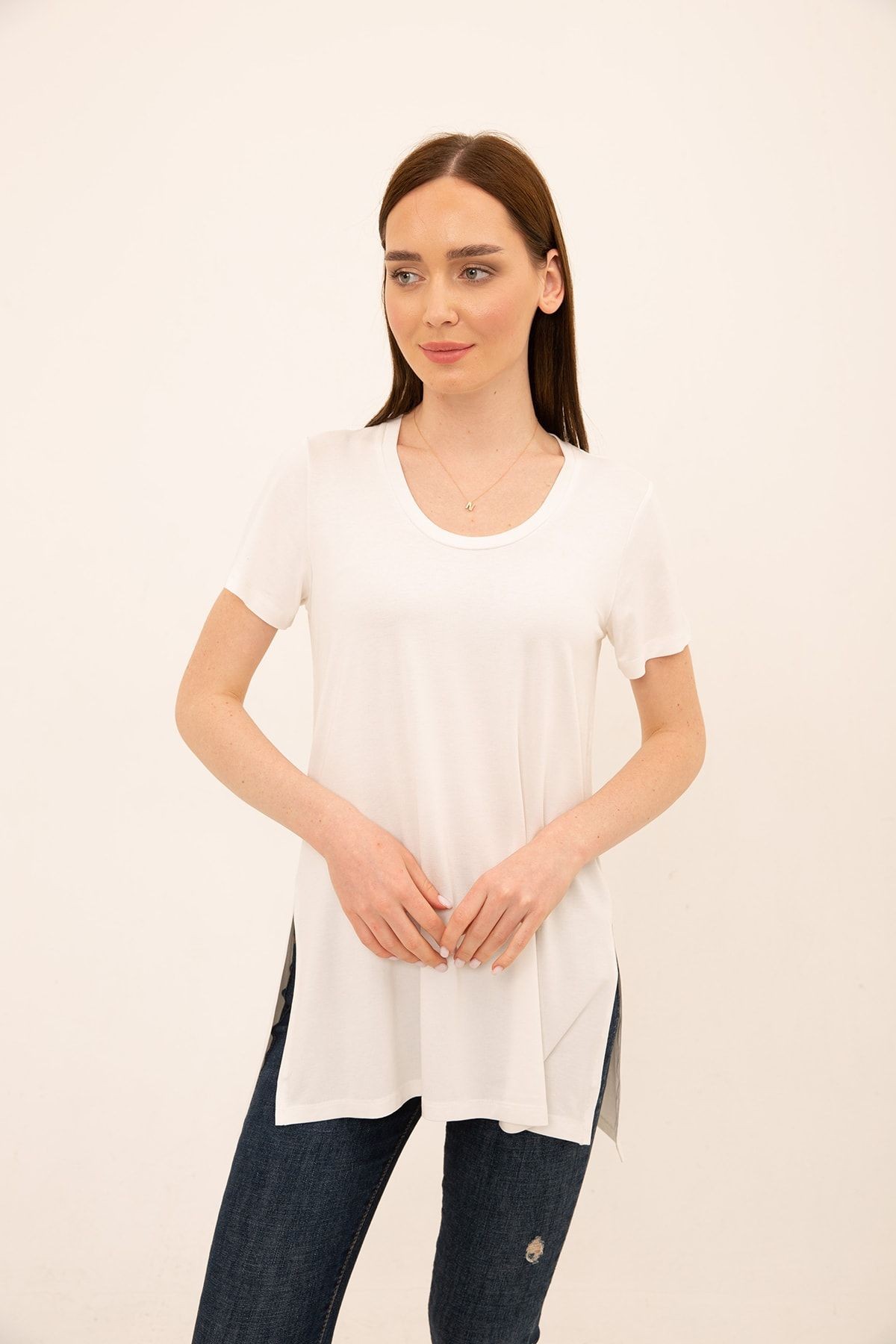 Ecru Viskon Yırtmaçlı Yuvarlak Yaka Regular T-shirt