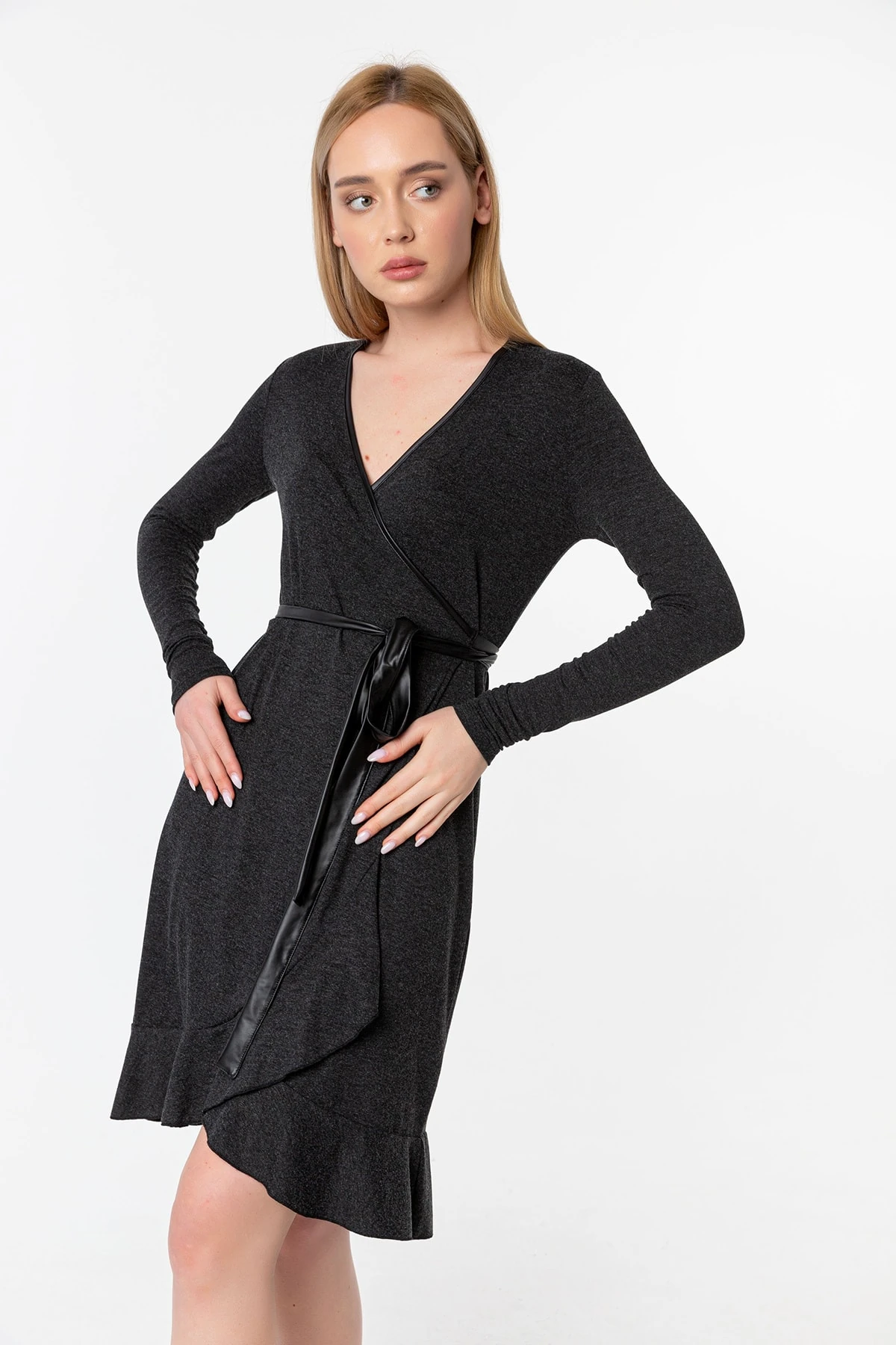Antrasit Kruvaze Kesim Volanlı Deri Kuşaklı Mevsimlik Triko Elbise Gündüz Gece Şıklığı 21L7141