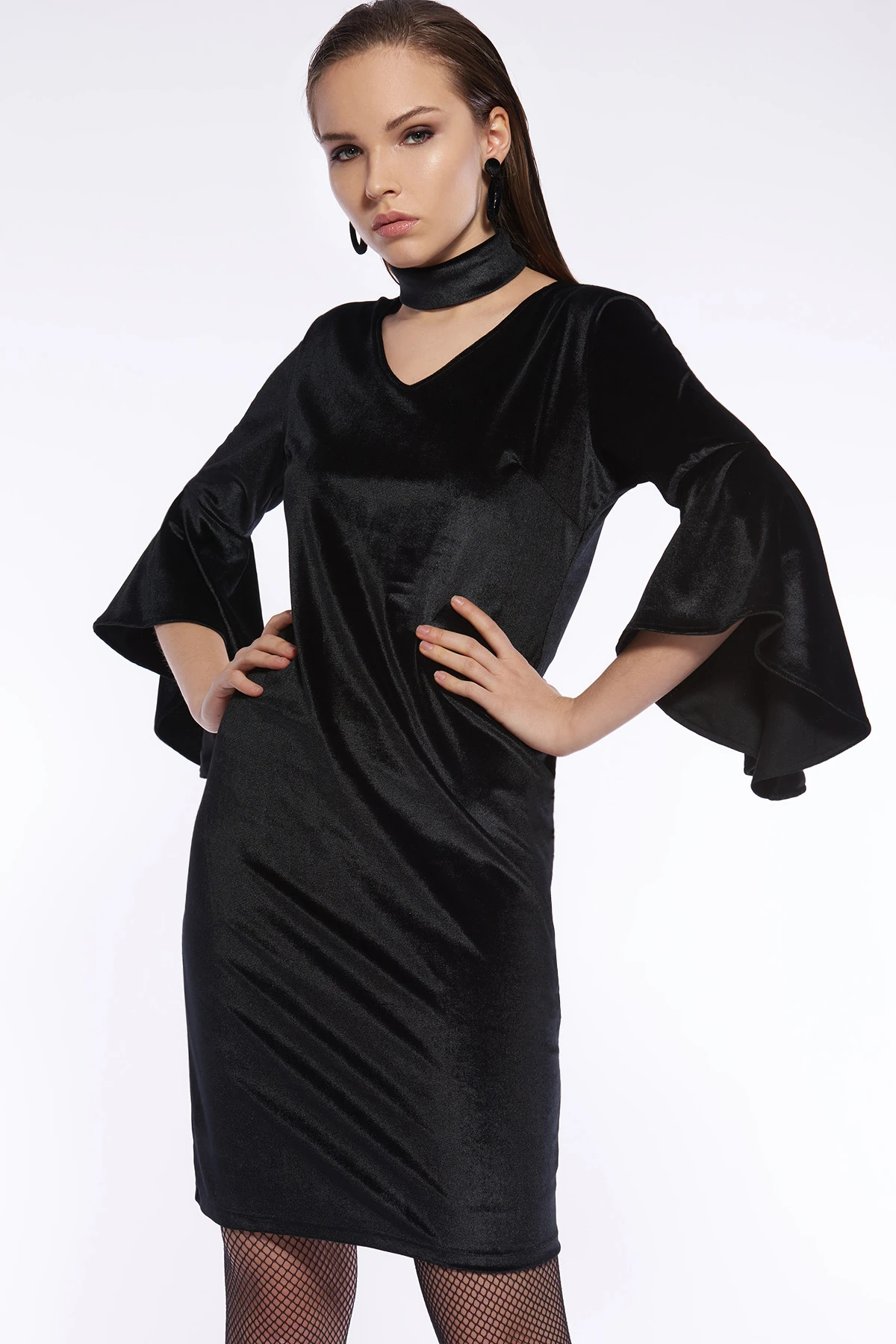 Kadın Siyah Kolda Volan ve Boyunluk Detaylı Kadife Elbise 17L6055