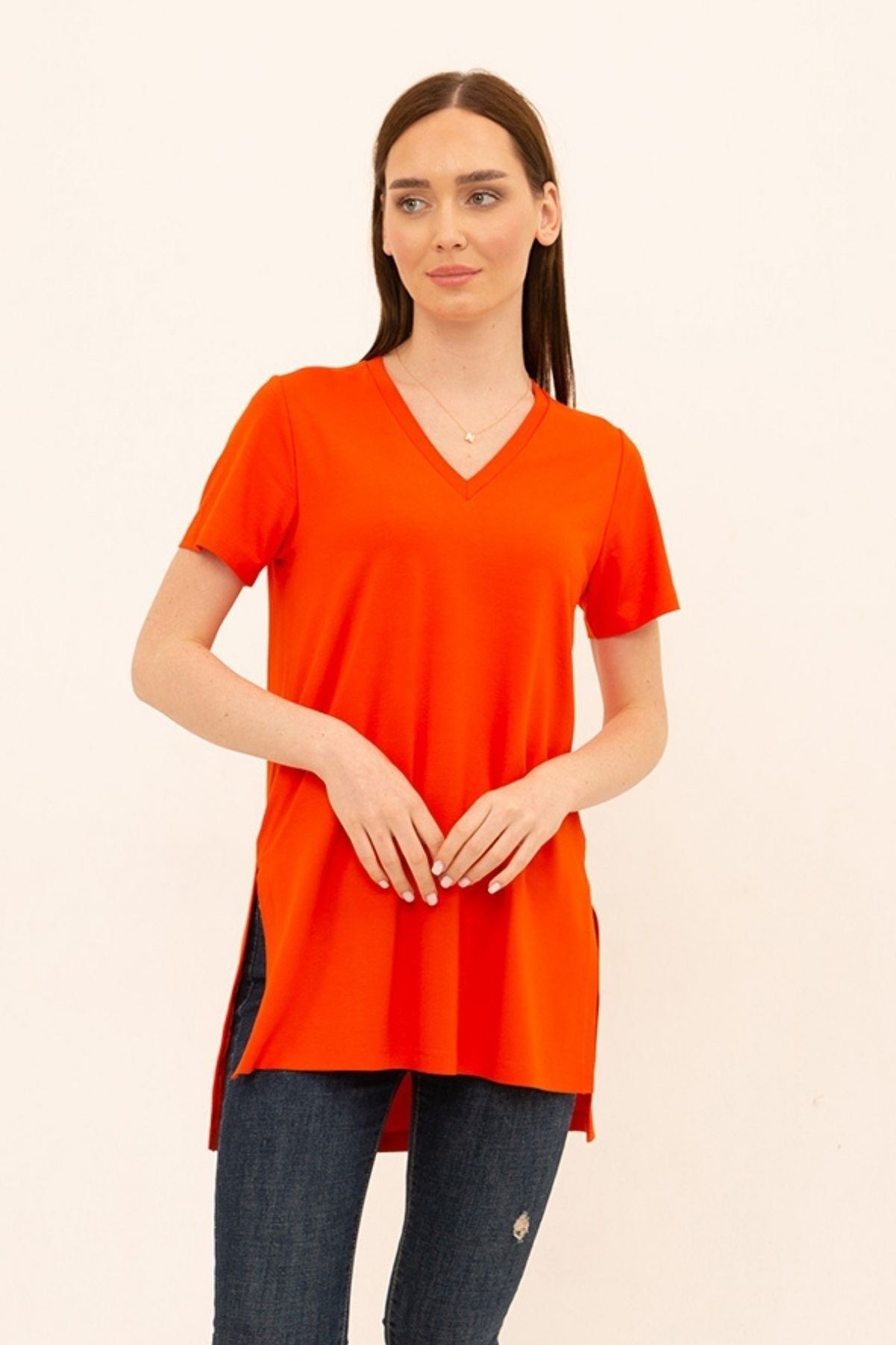 Ecru Viskon Yırtmaçlı V Yaka Regular T-shirt