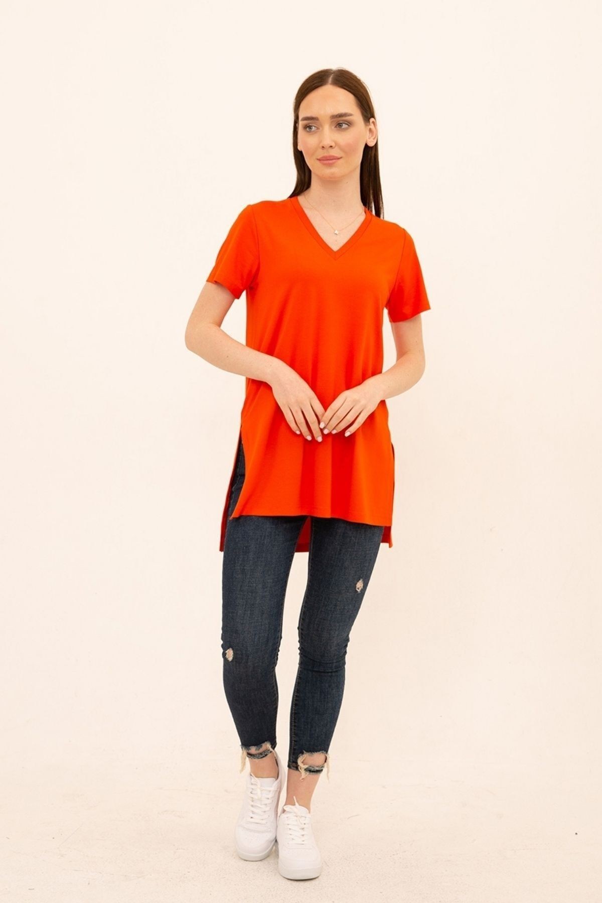 Ecru Viskon Yırtmaçlı V Yaka Regular T-shirt