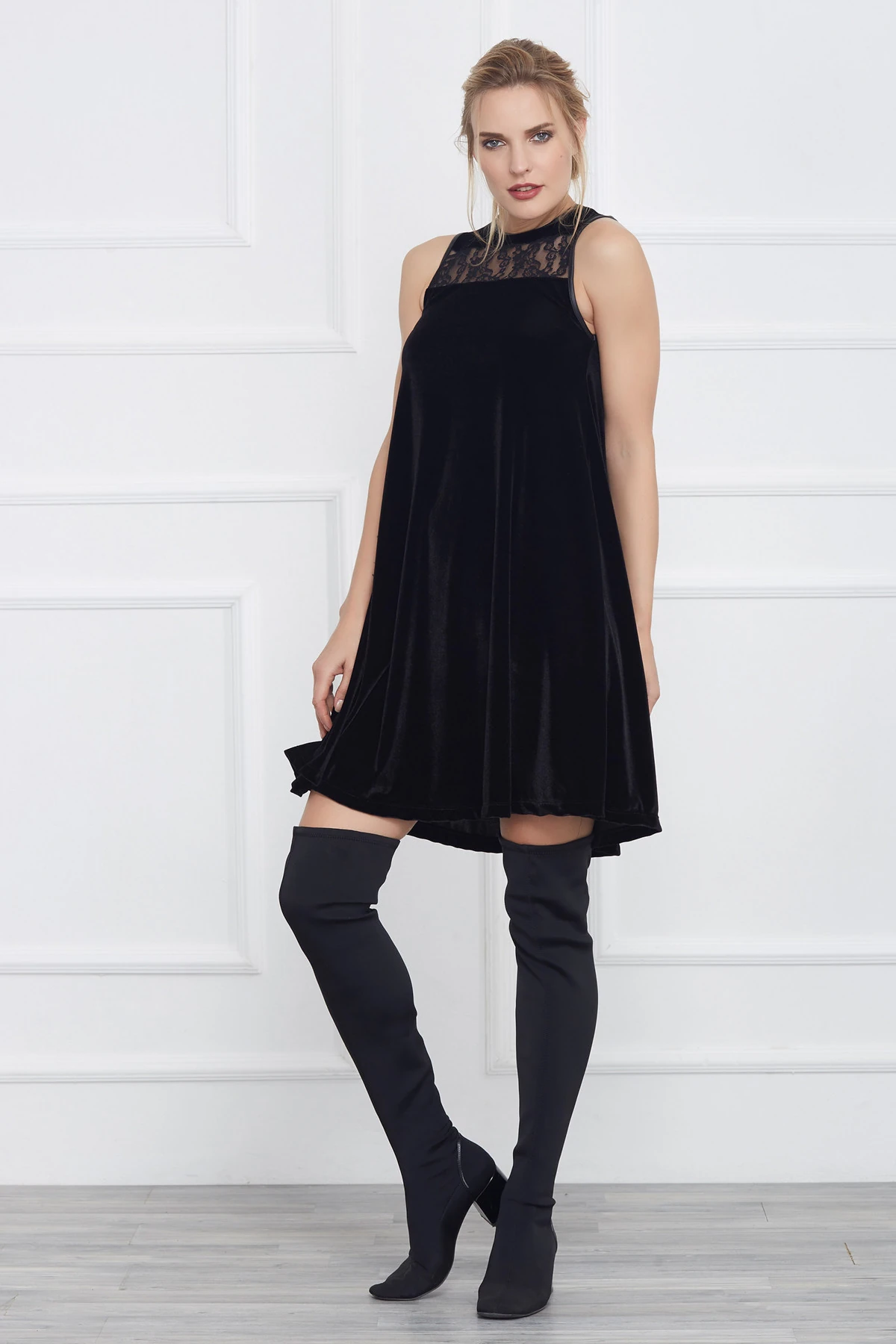 Kadın Siyah Dantel Detaylı Kadife Elbise 17L6155