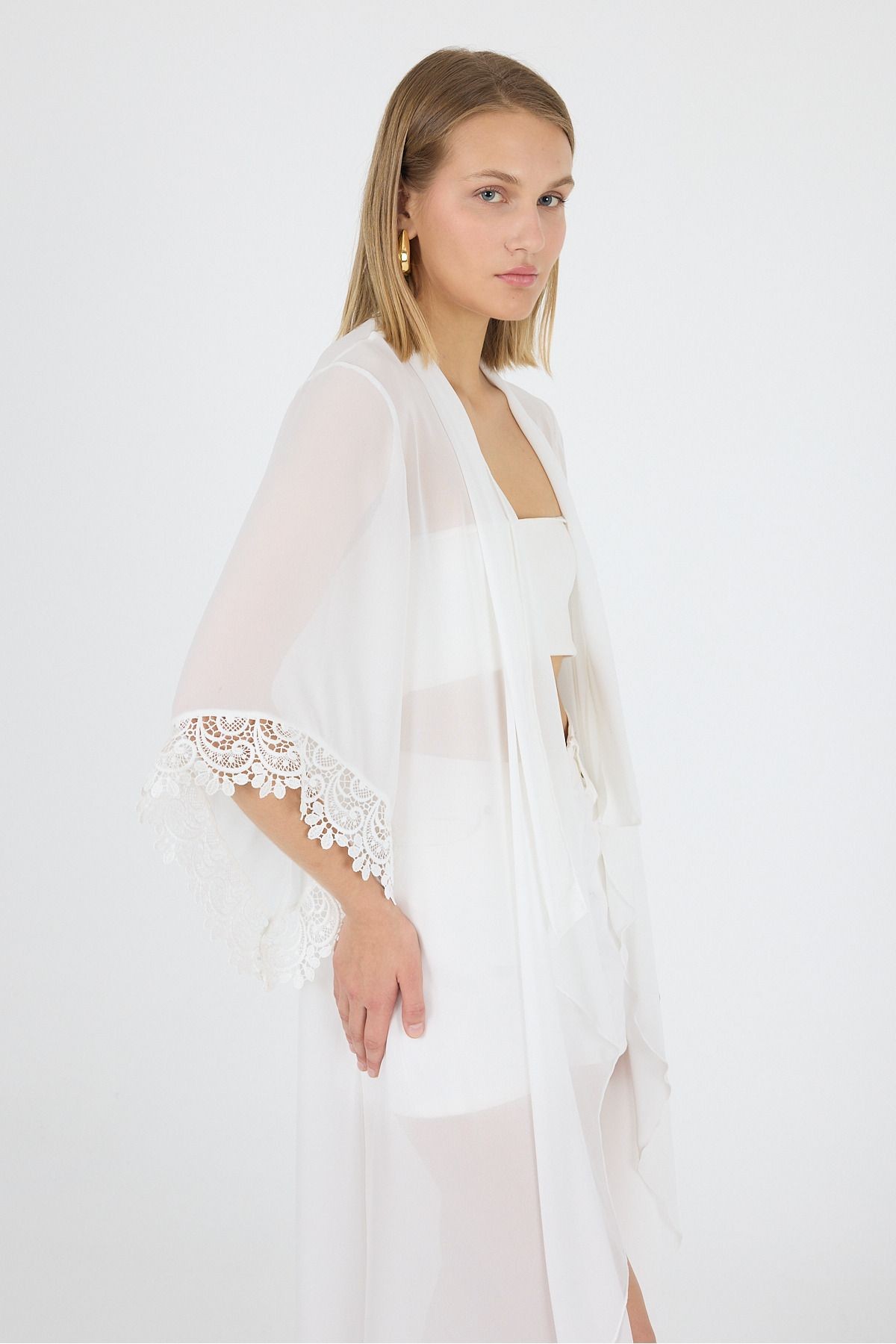 Beyaz Şal Yaka Kol Ucu Güpür DetayVolan Kol Şifon Maxi Kimono Kaftan Plaj Giyim 25L8113