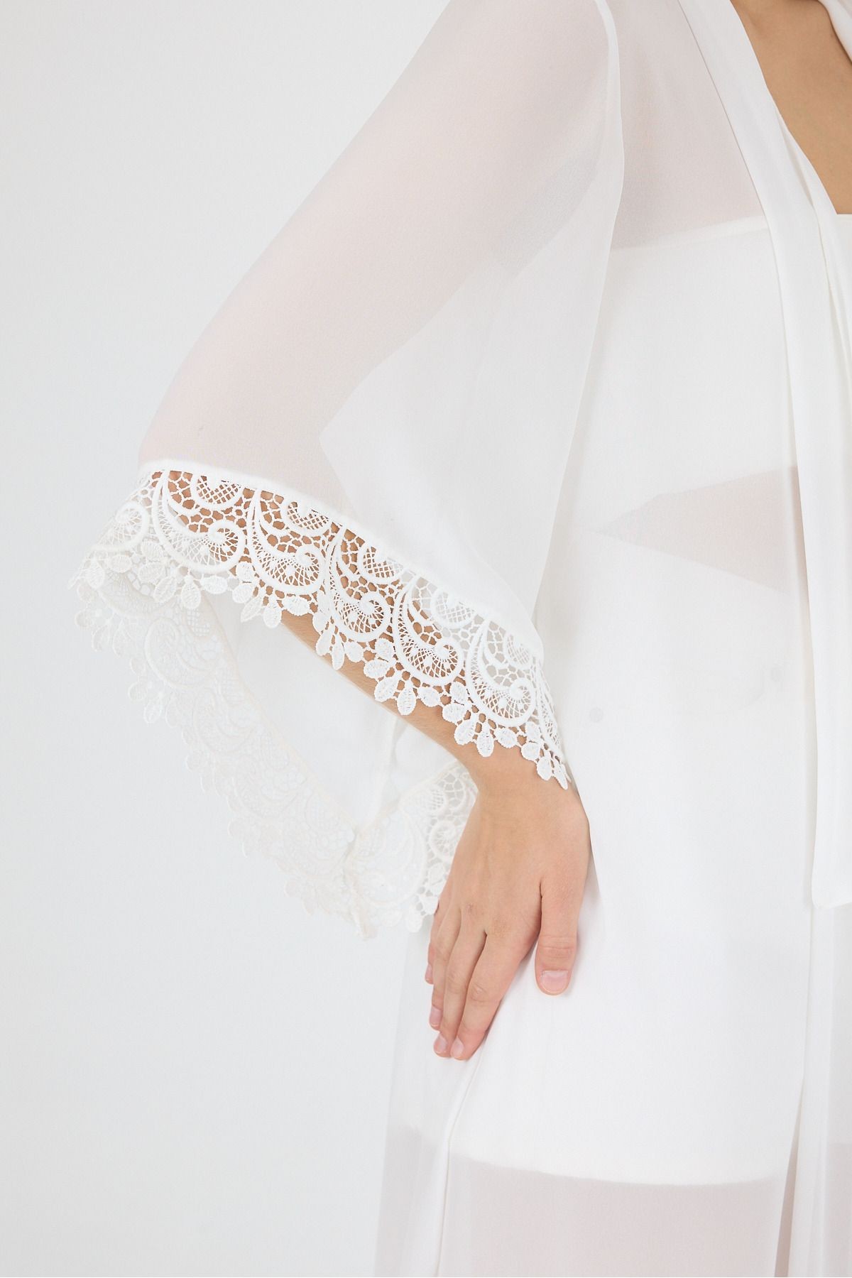 Beyaz Şal Yaka Kol Ucu Güpür DetayVolan Kol Şifon Maxi Kimono Kaftan Plaj Giyim 25L8113