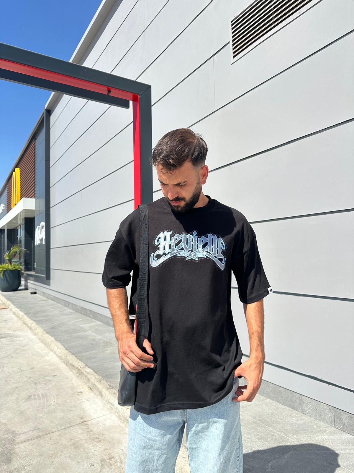 Review Font İşlemeli Siyah Oversize T-Shirt