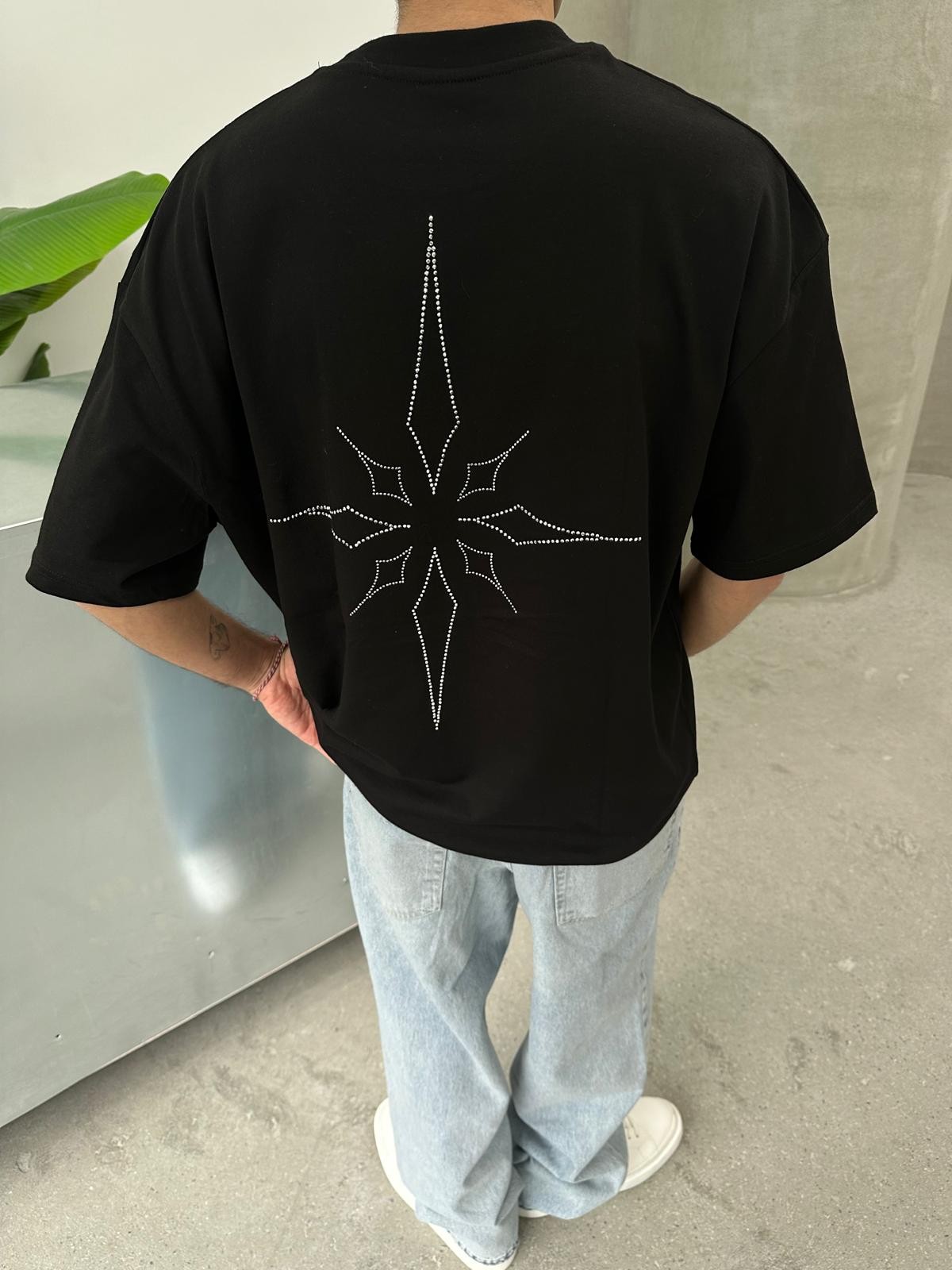 Star Detail Taşlamalı Siyah T-Shirt 
