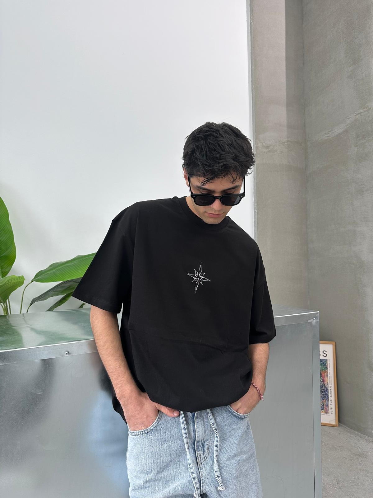 Star Detail Taşlamalı Siyah T-Shirt 
