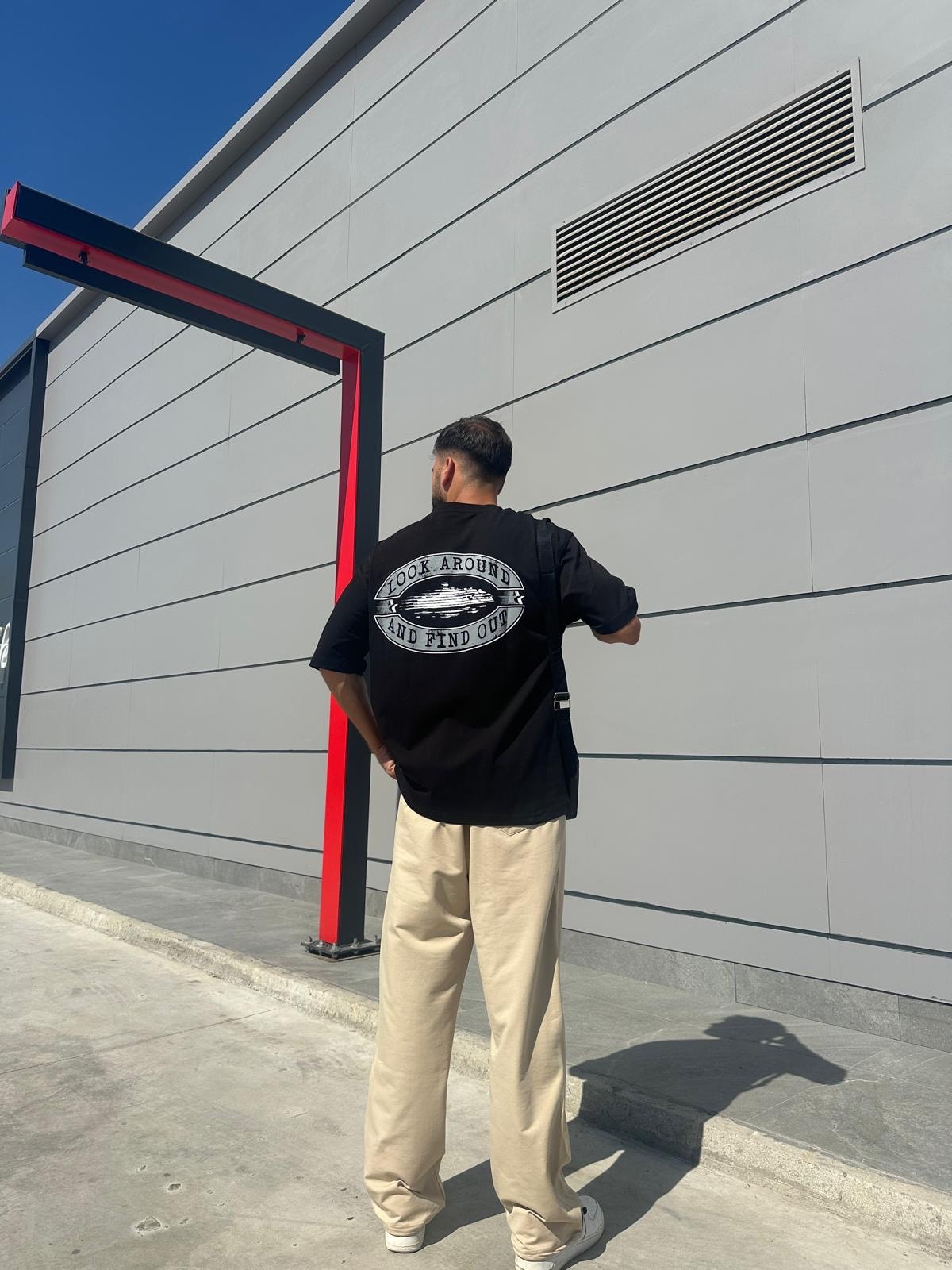 Look Around Sırt Baskılı Siyah Oversize T-Shirt