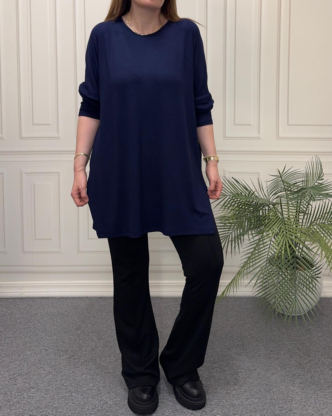 Yırtmaç Detaylı Bisiklet Yaka Bluz Lacivert