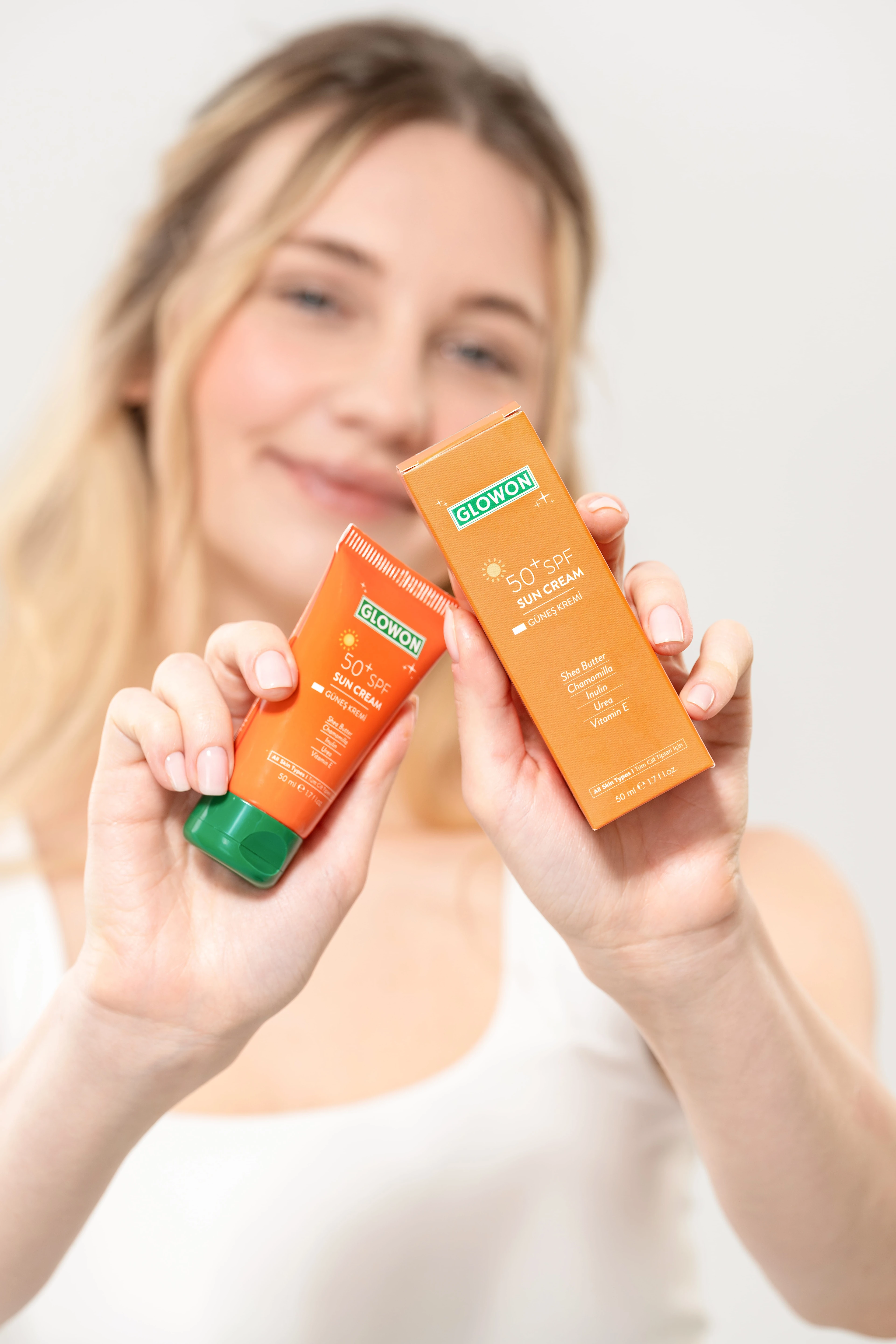 GLOWON SPF 50+ Güneş Kremi ve Nemlendirici Serum İçeren Koruyucu Bakım İkili Set