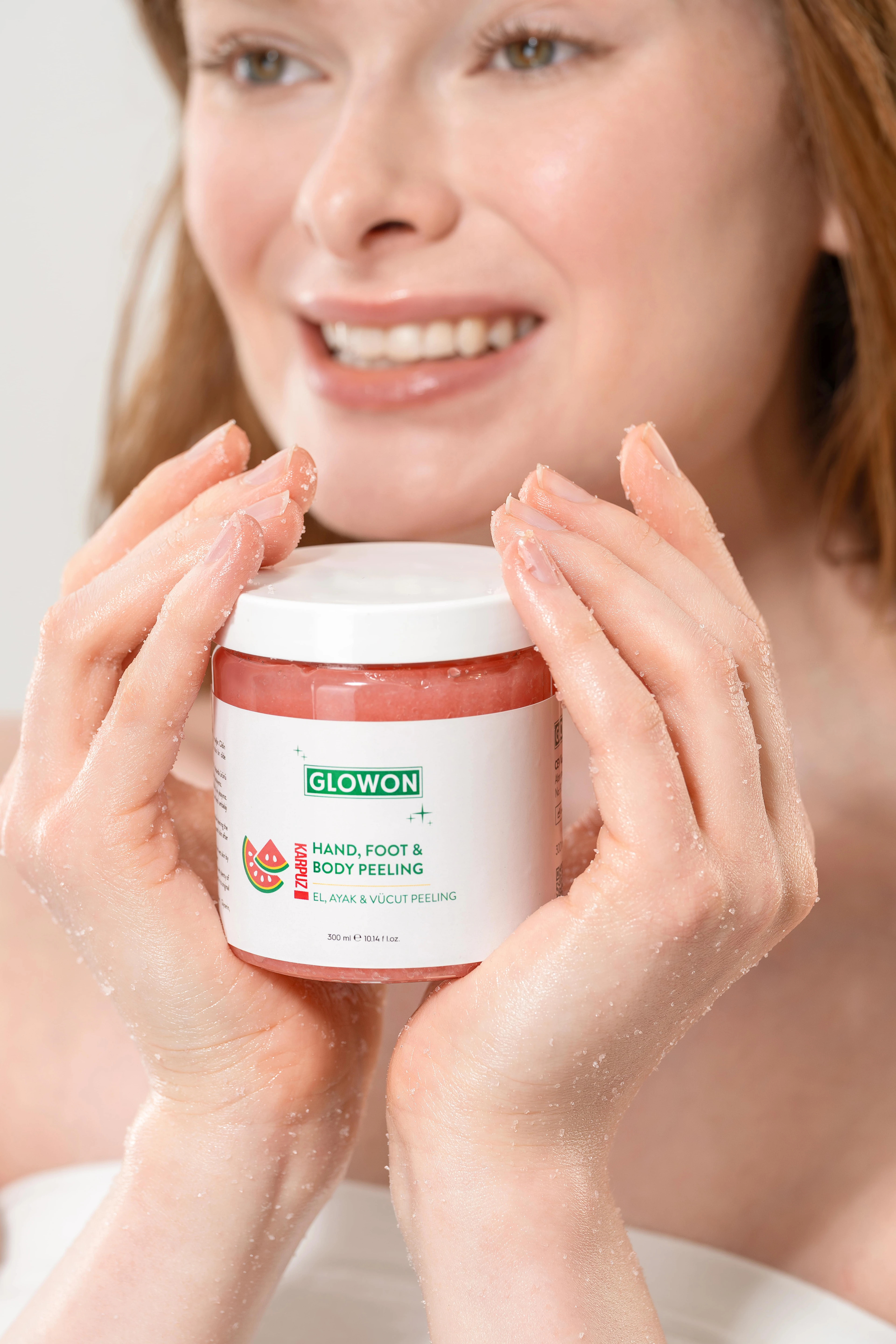 GLOWON SPF 50+ Güneş Kremi ve Vücut Peelingi İçeren Yaz Bakım İkili Seti