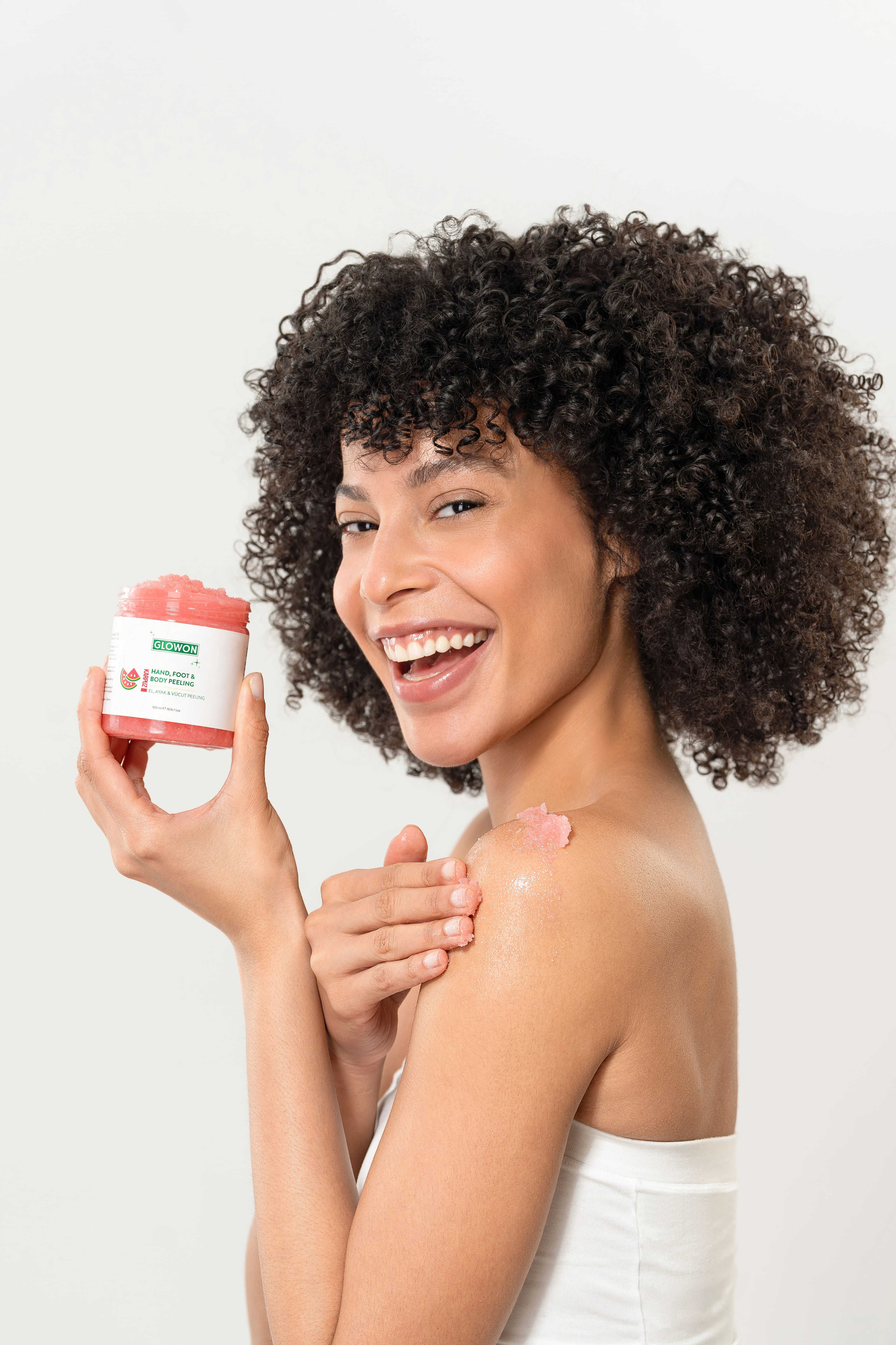 GLOWON SPF 50+ Güneş Kremi ve Vücut Peelingi İçeren Yaz Bakım İkili Seti