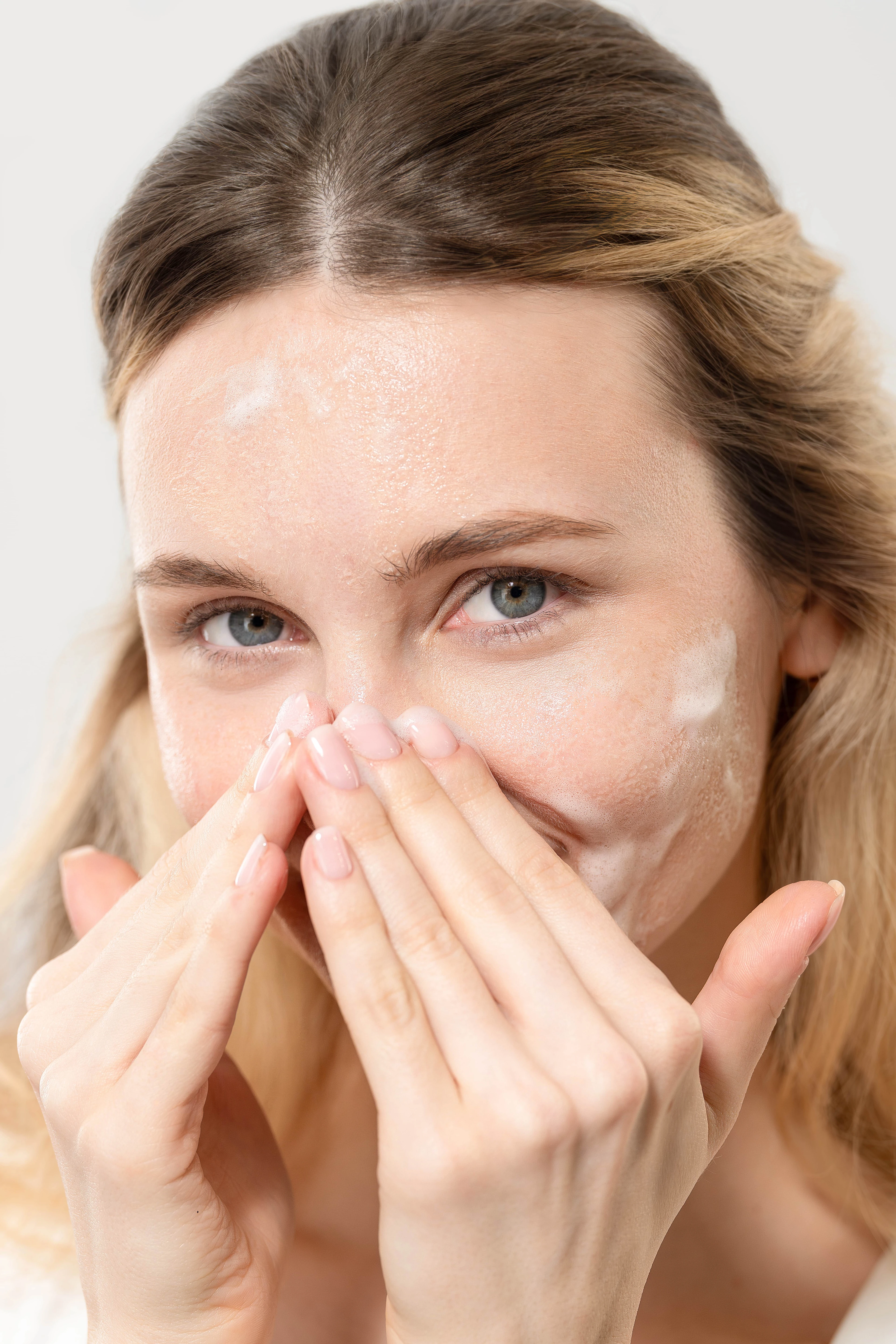 GLOWON Salisilik Asit (BHA) İçeren Arındırıcı ve Siyah Nokta Karşıtı Yüz Temizleme Jeli 150ml