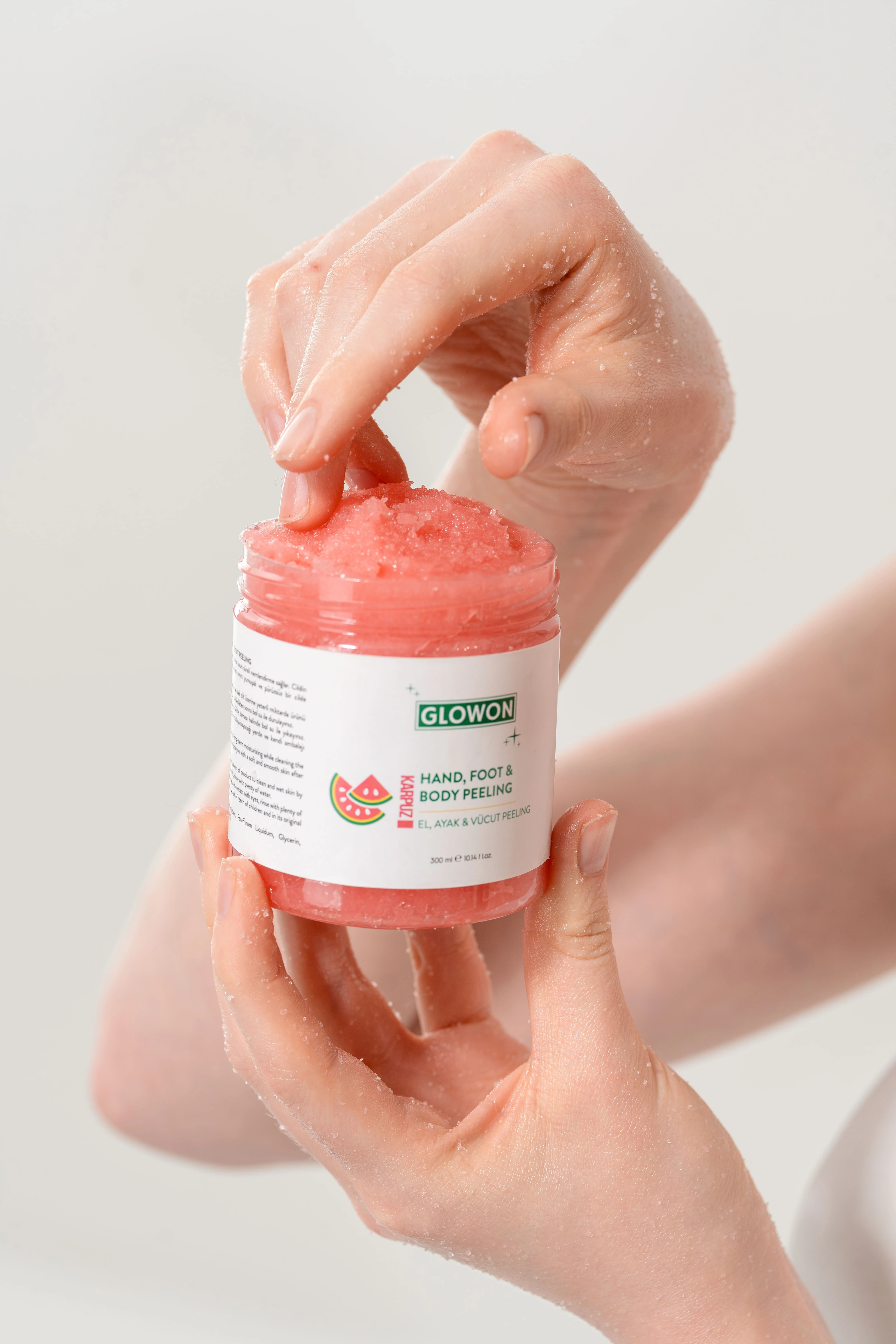 GLOWON Vücut Peelingi ve Alpha Arbutinli Roll-On İçeren Vücut Bakım İkili Set