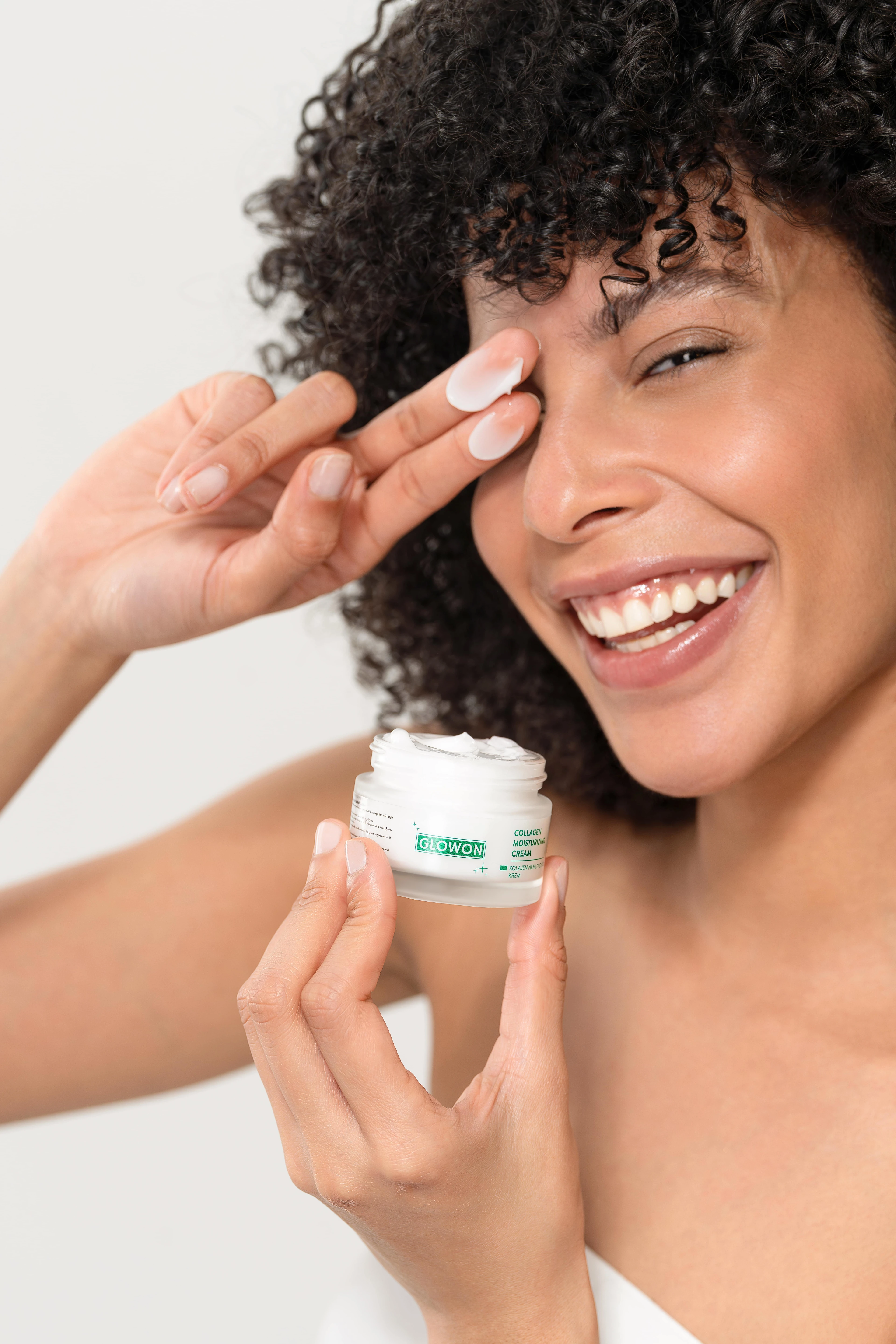 GLOWON Vücut Peelingi, Roll-On ve Nemlendirici Krem İçeren Kapsamlı Vücut Bakım Seti 3'lü