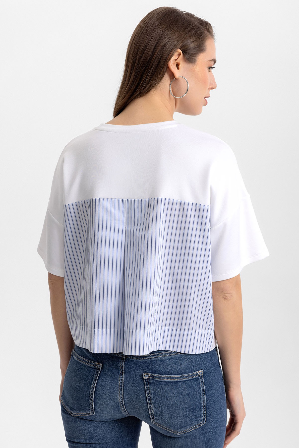 Nakış ve Arka Fırfır Detaylı Oversize Tshirt