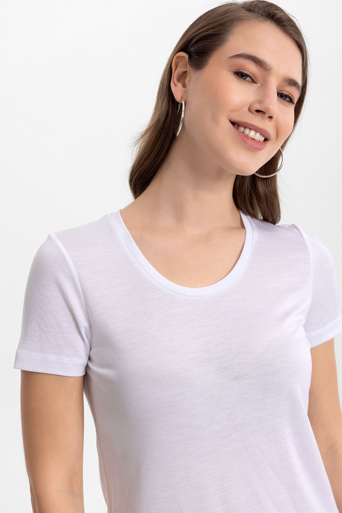 Geniş Yuvarlak Yaka Tensel Basic Tshirt