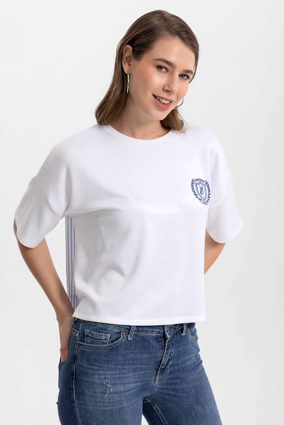 Nakış ve Arka Fırfır Detaylı Oversize Tshirt