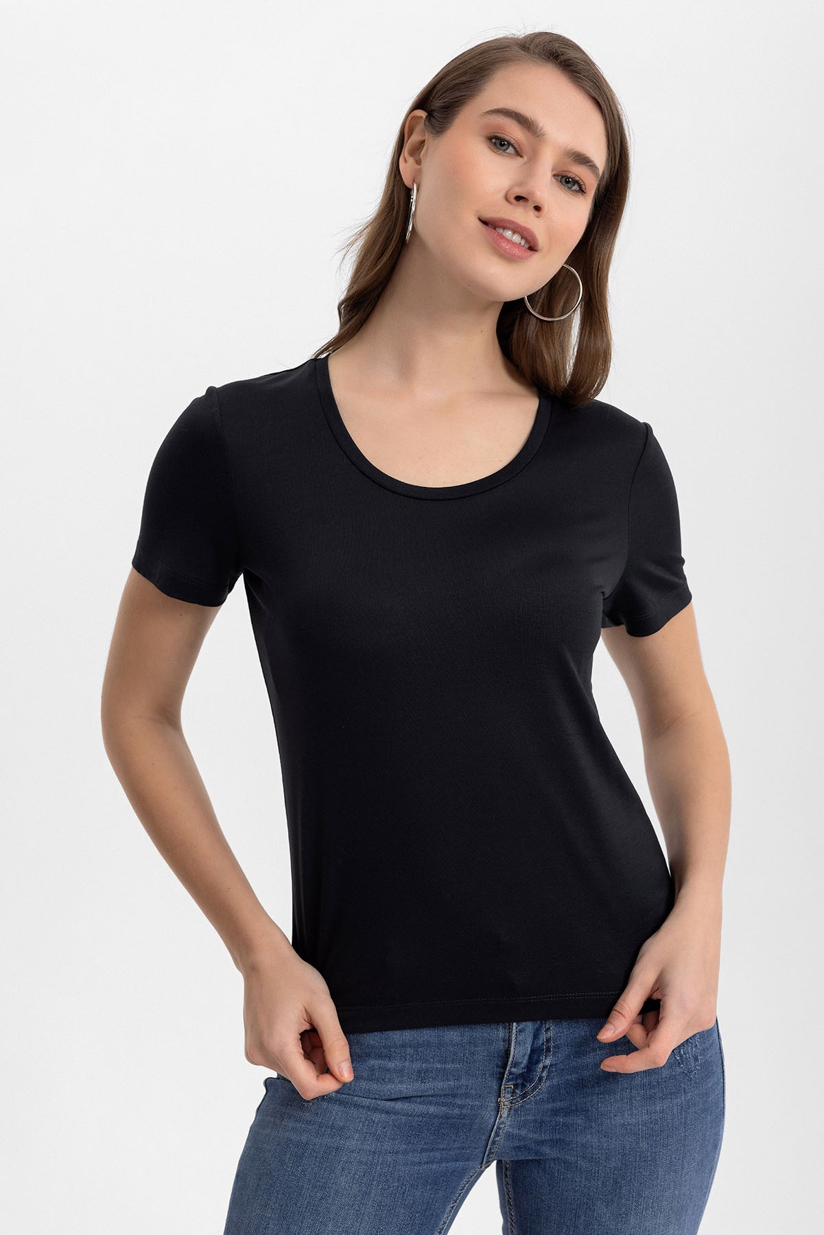 Geniş Yuvarlak Yaka Tensel Basic Tshirt - Siyah