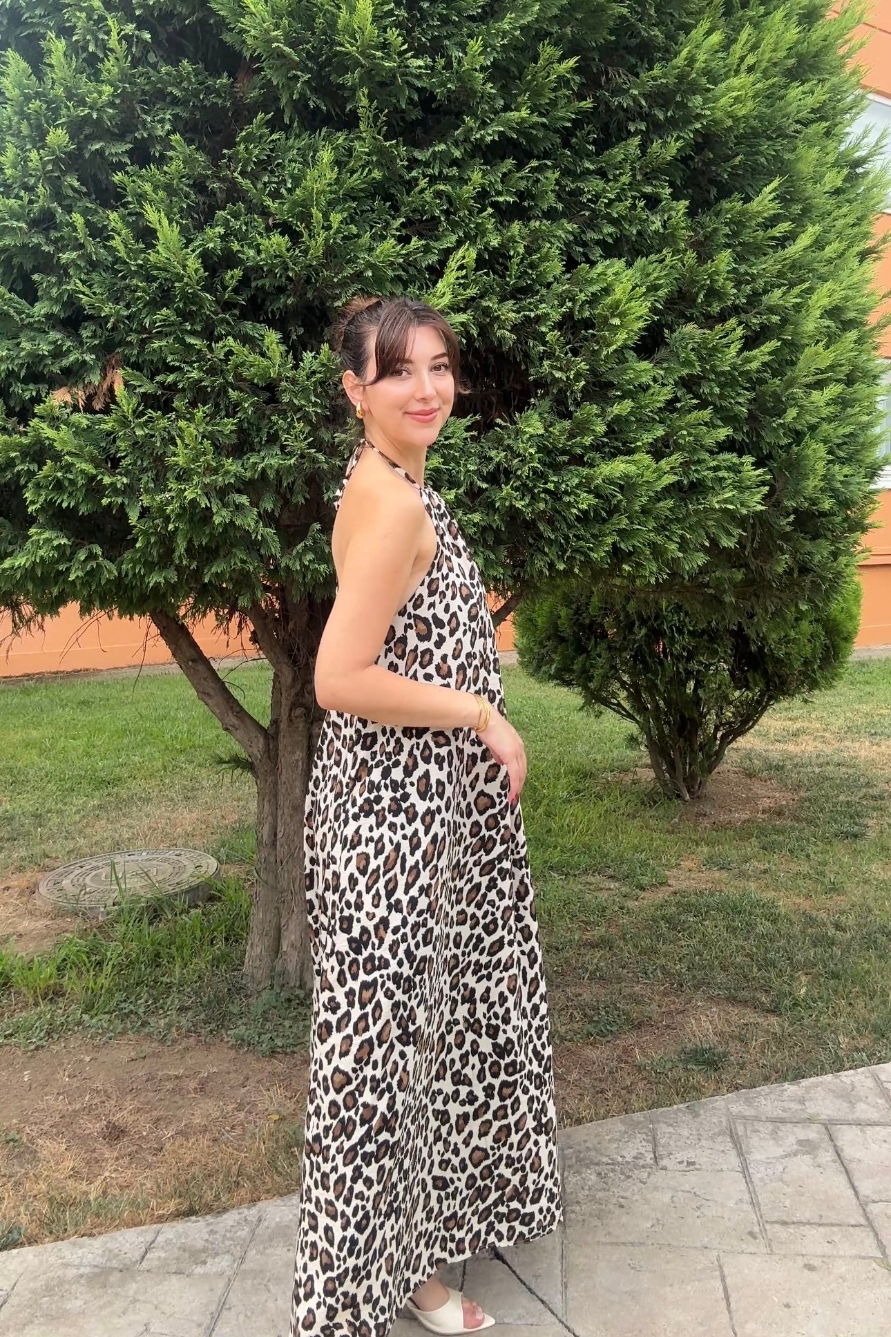 LEOPAR DESEN BOYUNDAN BAĞLAMALI SIRT DETAY ELBİSE - KREM