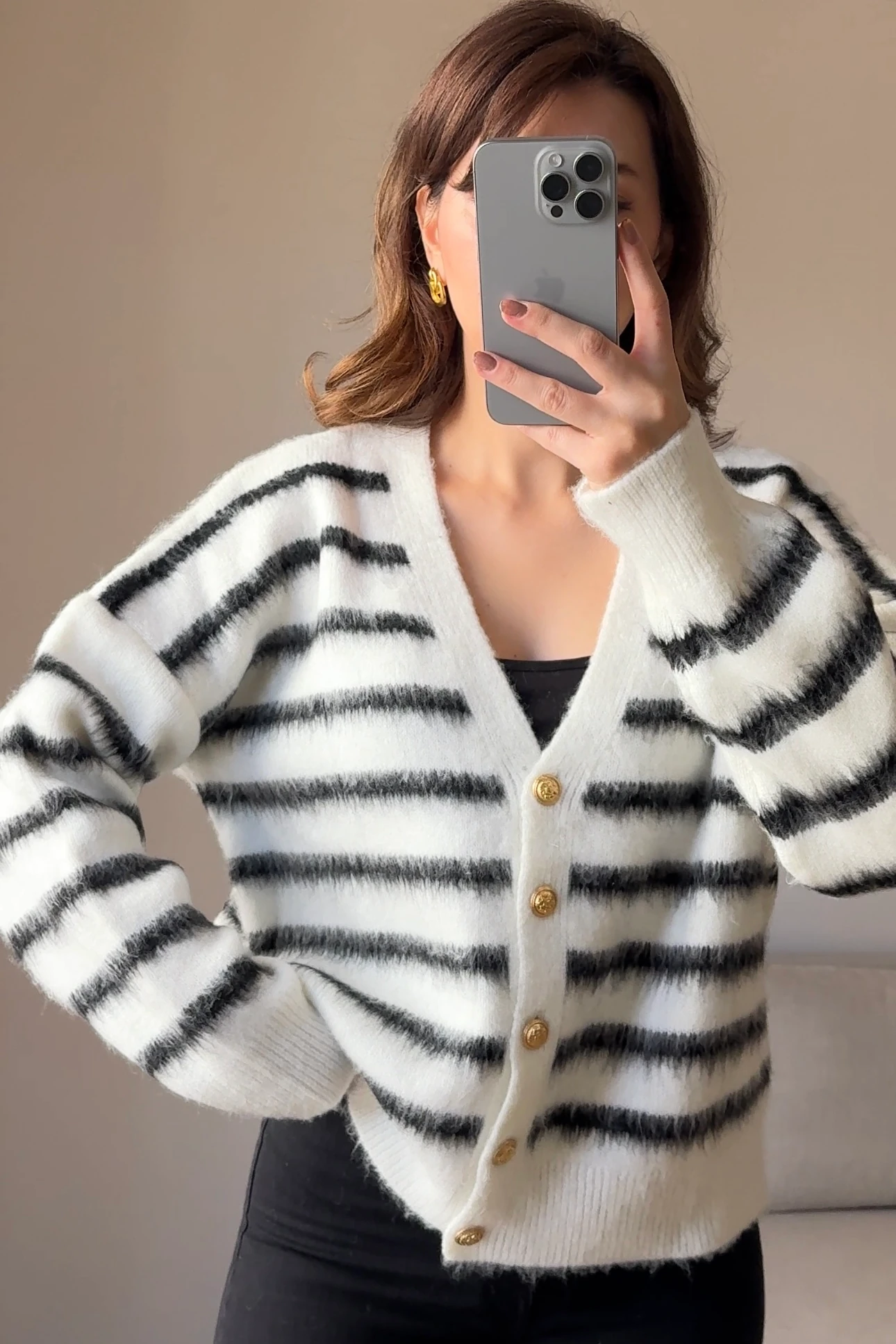  V YAKA ÇİZGİLİ PREMIUM HIRKA - Beyaz/Siyah