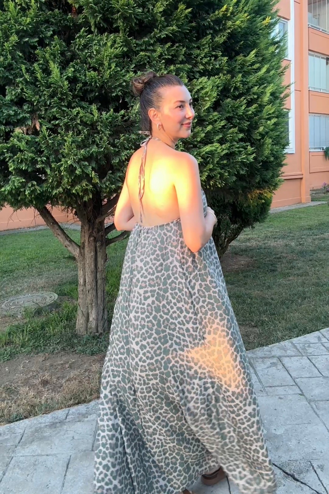 LEOPAR DESEN BOYUNDAN BAĞLAMALI SIRT DETAY ELBİSE - YEŞİL