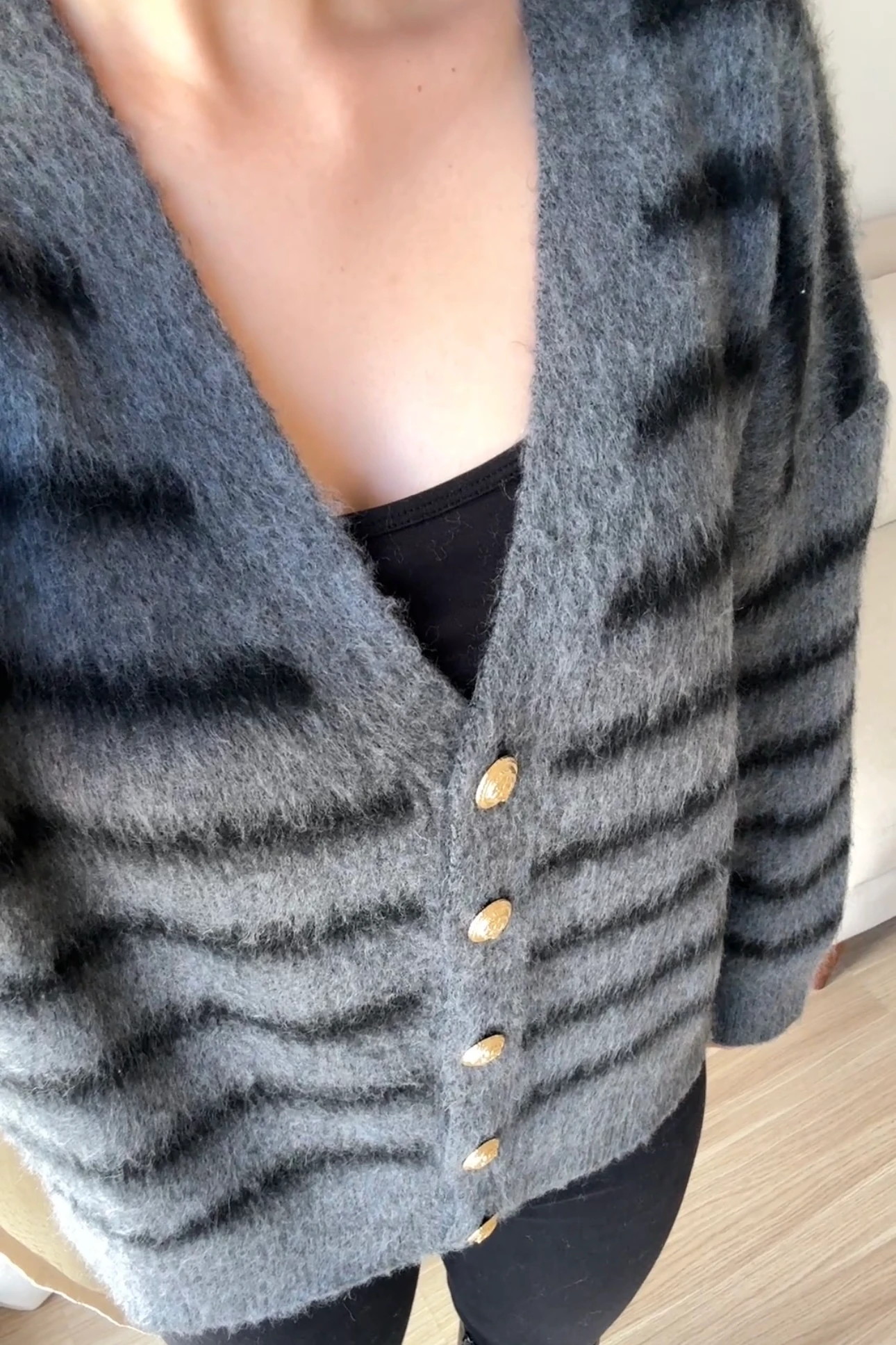  V YAKA ÇİZGİLİ PREMIUM HIRKA