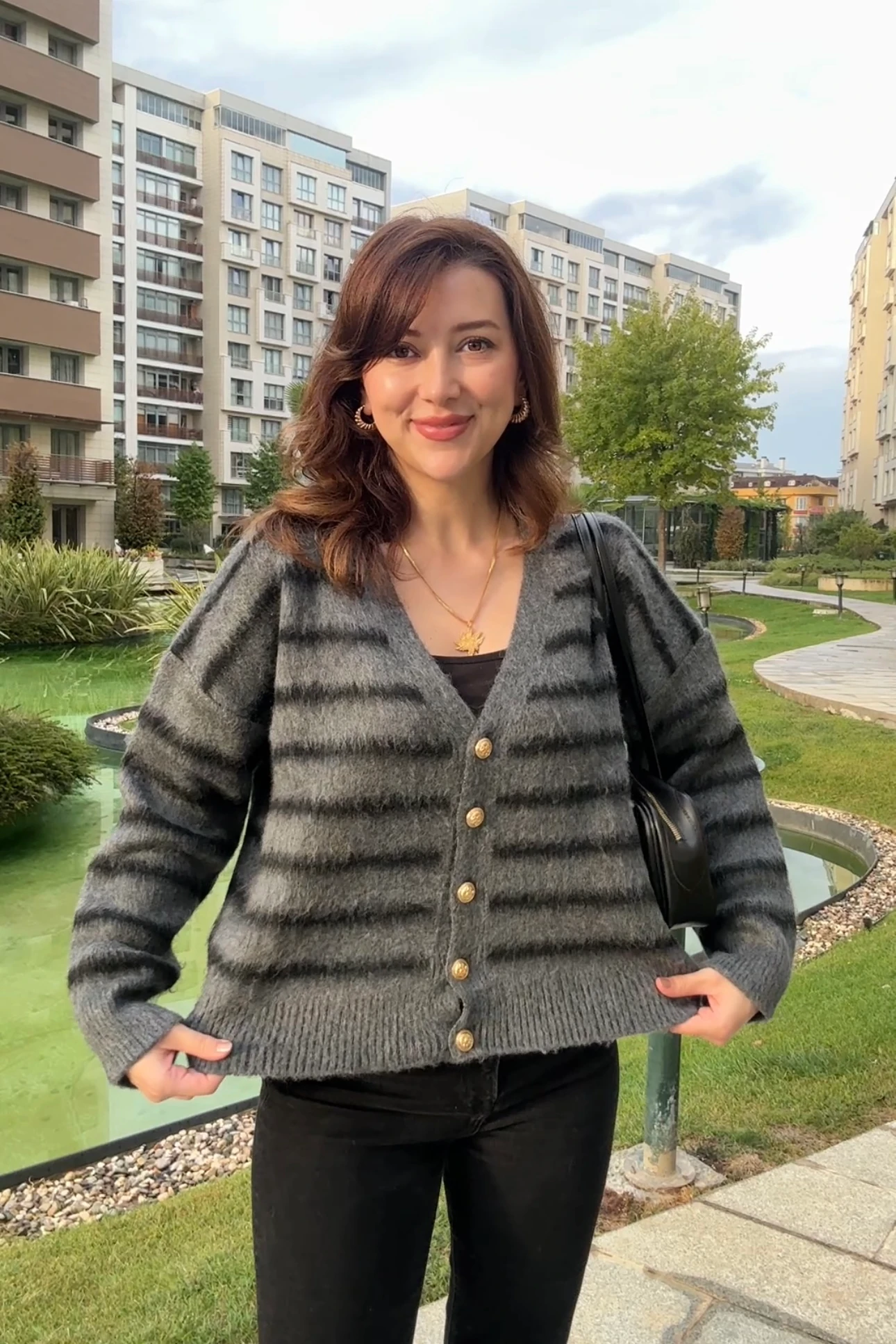  V YAKA ÇİZGİLİ PREMIUM HIRKA