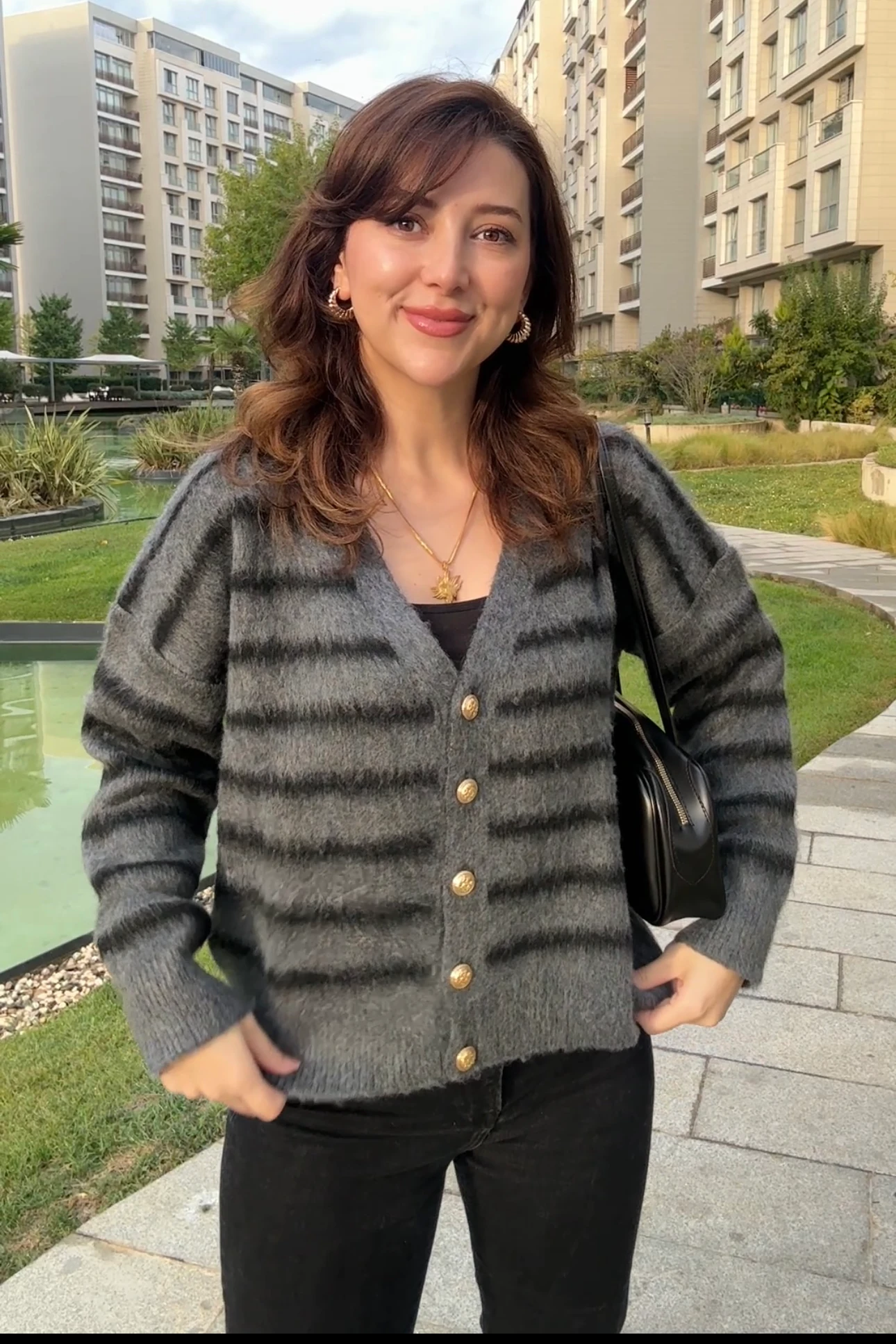  V YAKA ÇİZGİLİ PREMIUM HIRKA