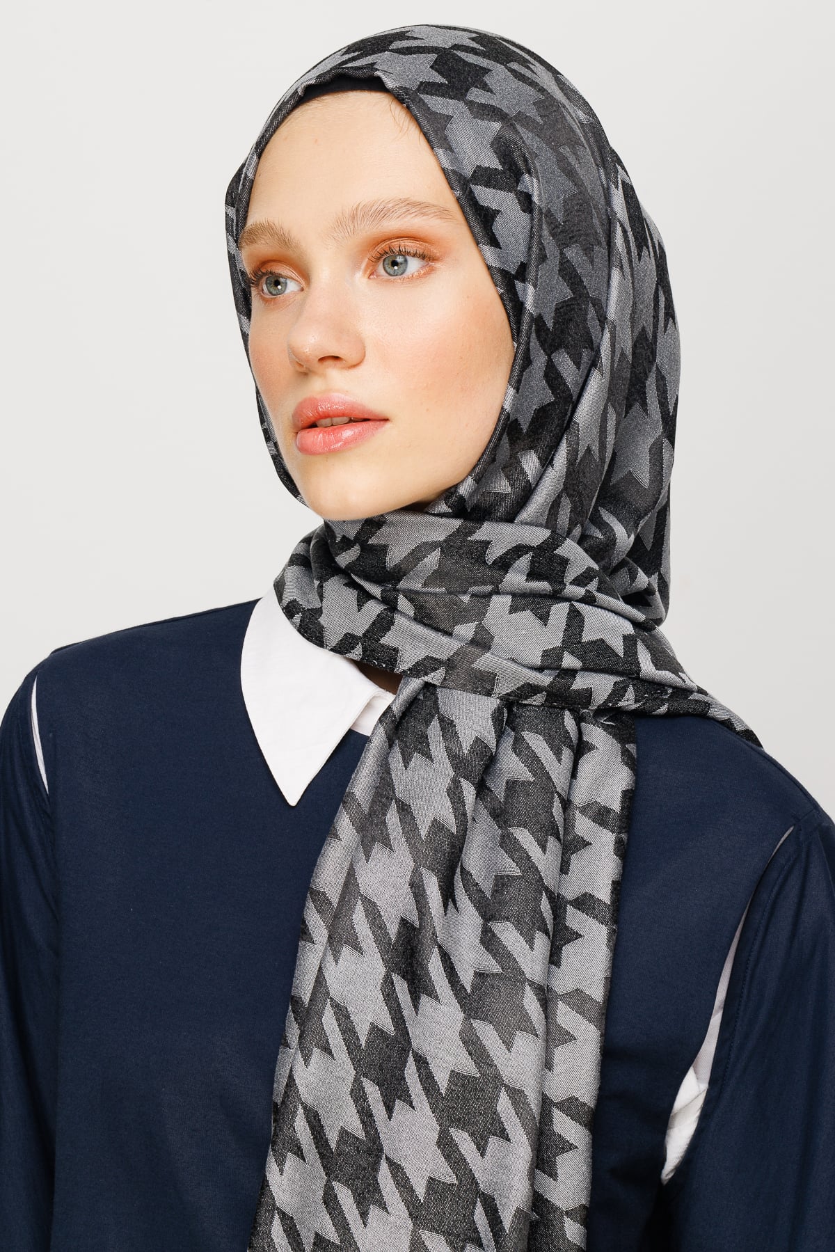 Toptan Kazayağı Desen Parlak Jakar Şal - Füme