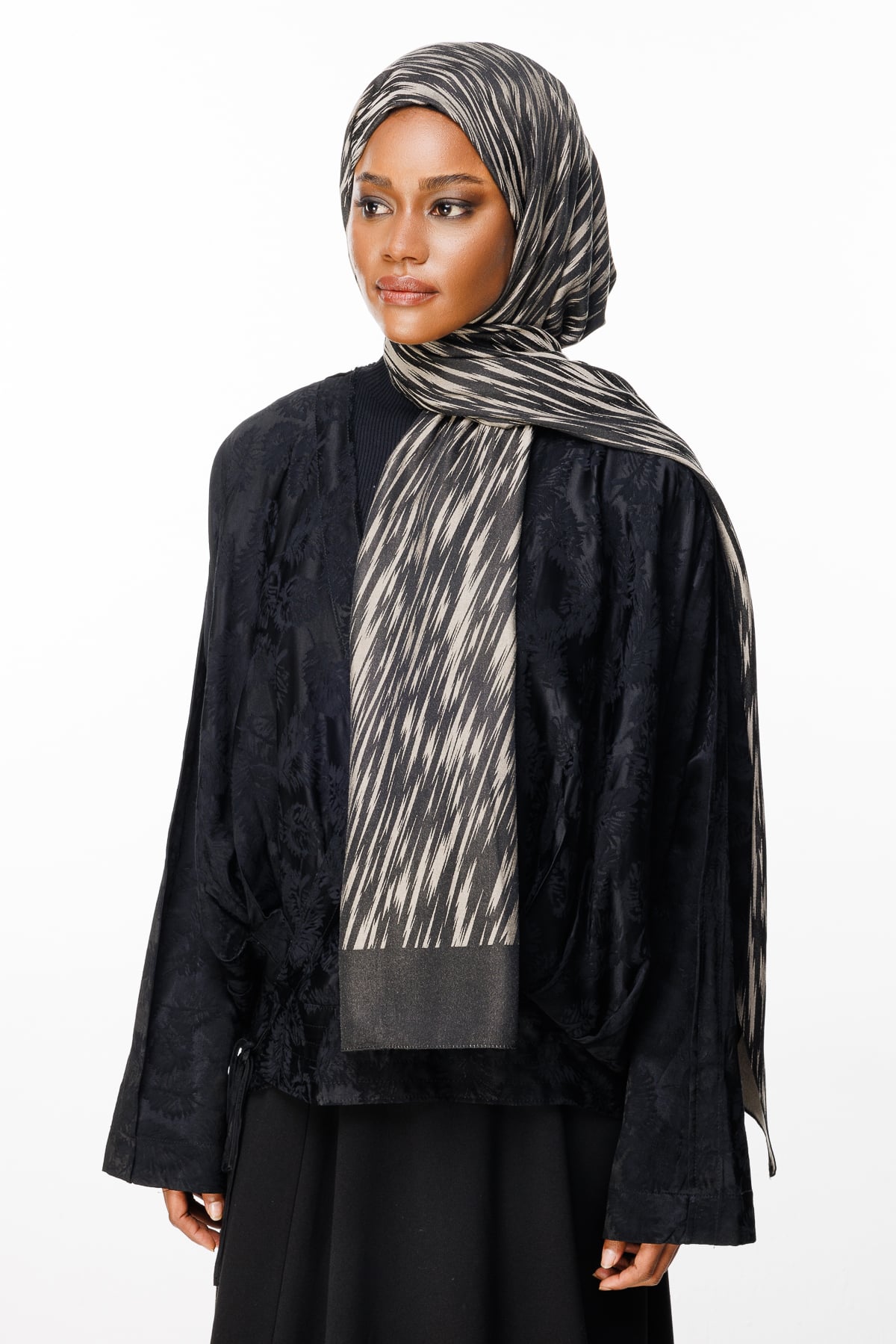 Selis-Pattern Reversible Shawl - Black-Beige