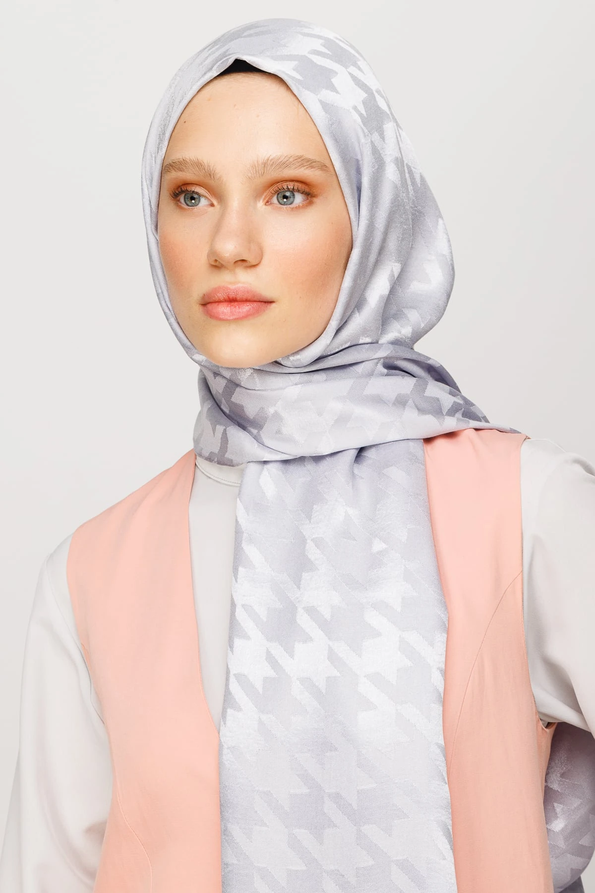 Wholesale Houndstooth Pattern Shiny Jacquard Shawl - Silver