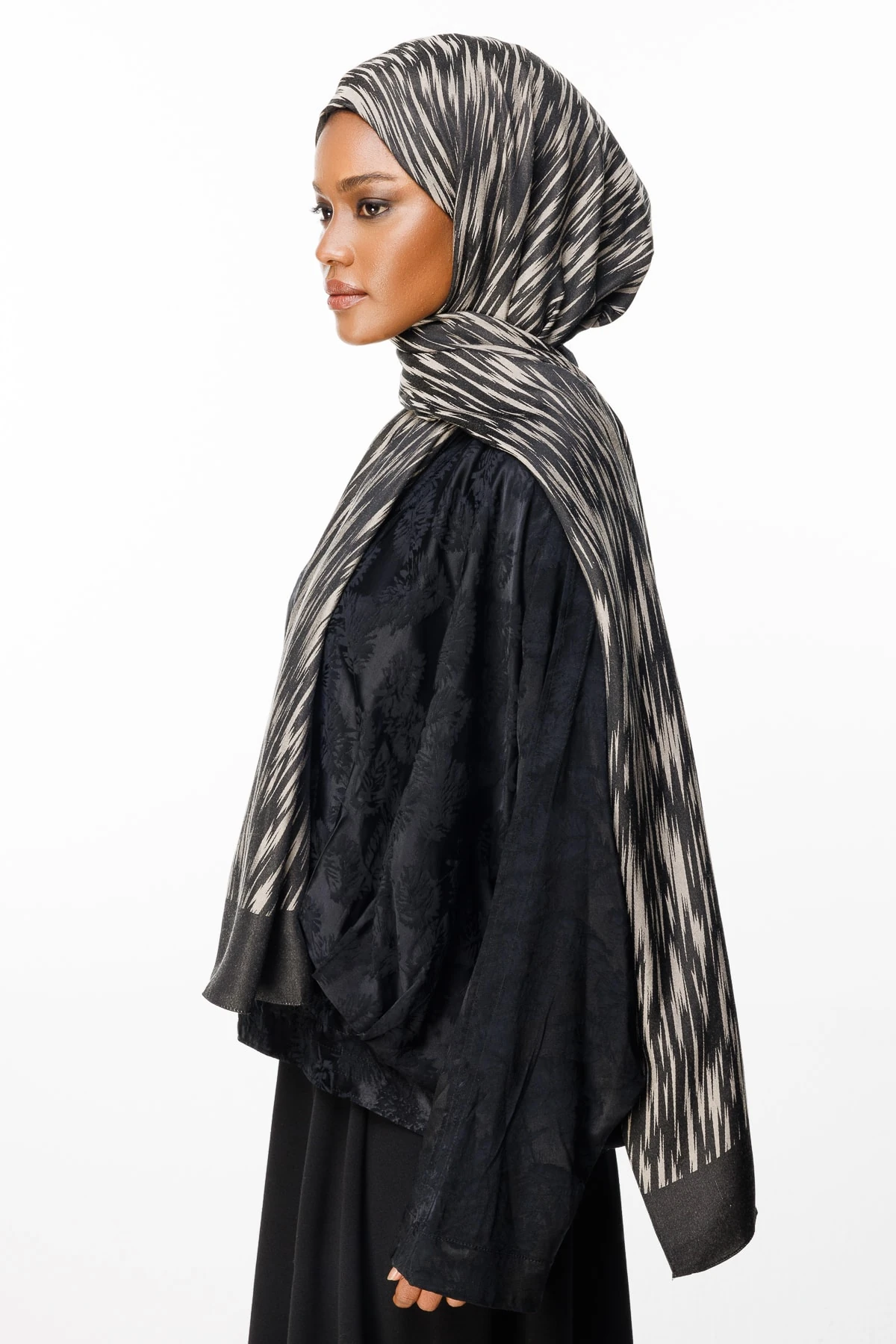 Selis-Pattern Reversible Shawl - Black-Beige