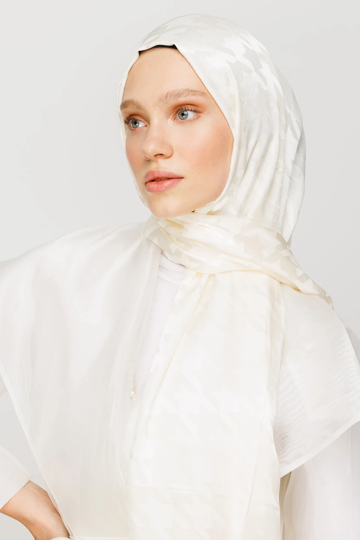 Wholesale Houndstooth Pattern Shiny Jacquard Shawl - Ecru